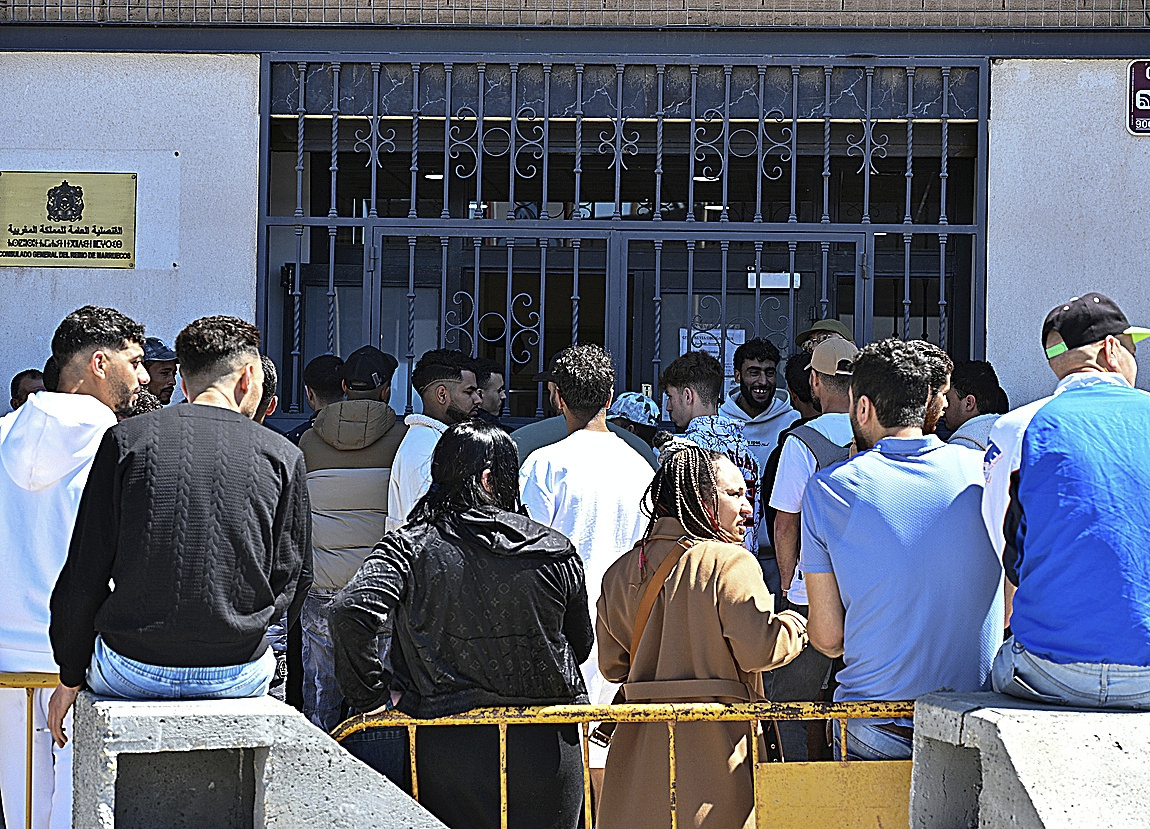 Ciudadanos marroqu�es hacen cola este martes en el consulado de su pa�s en Almer�a.