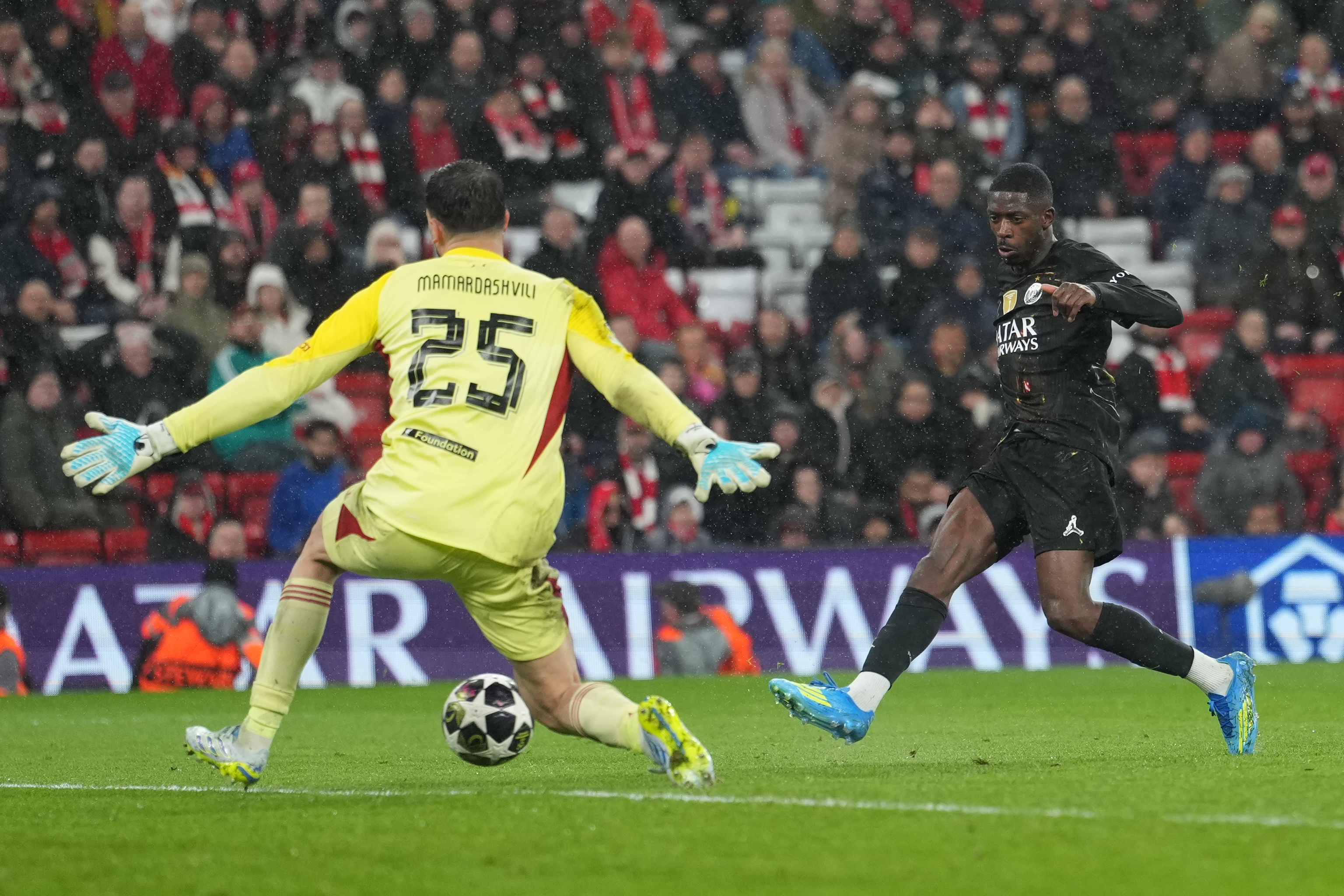 Dembélé bate a Mamardashvili, este martes.