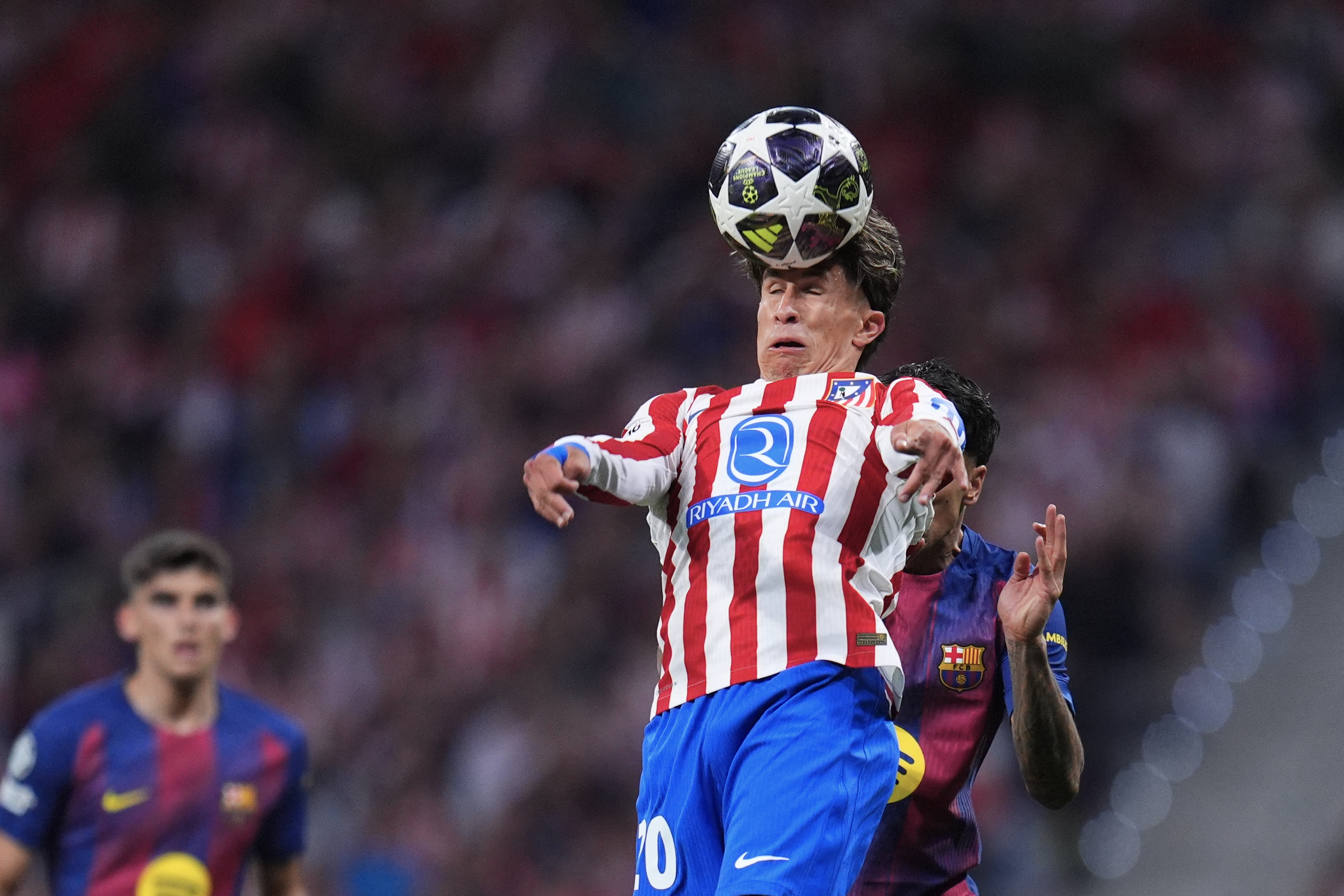 Giuliano Simeone controla un balón.
