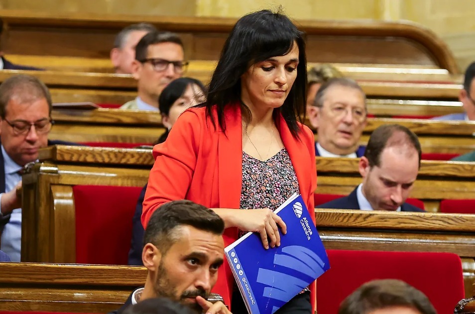 La alcaldesa de Ripoll, Sílvia Orriols, en el Parlament.