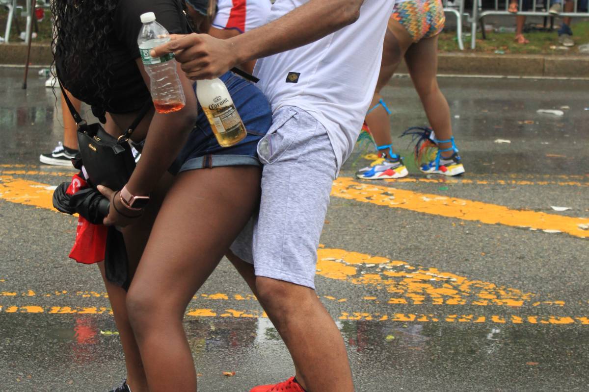 Un hombre y una mujer bailan al estilo 'perreo' durante una fiesta.