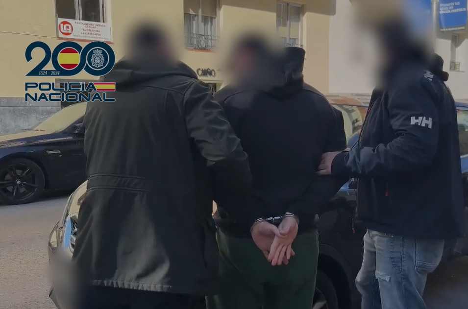 El hombre tras ser detenido por la Policía Nacional.