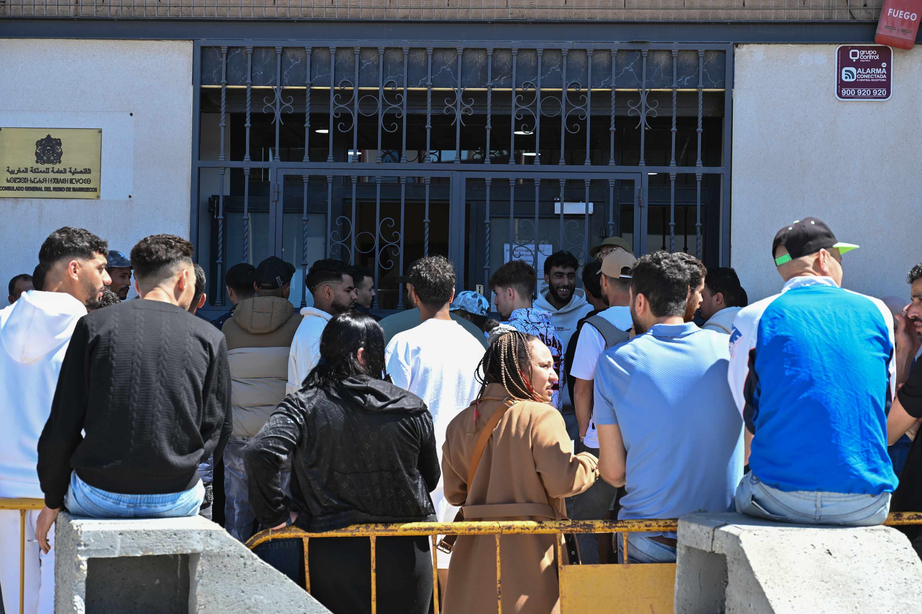 Ciudadanos marroquíes hacen cola frente al consulado de Marruecos en Almería.