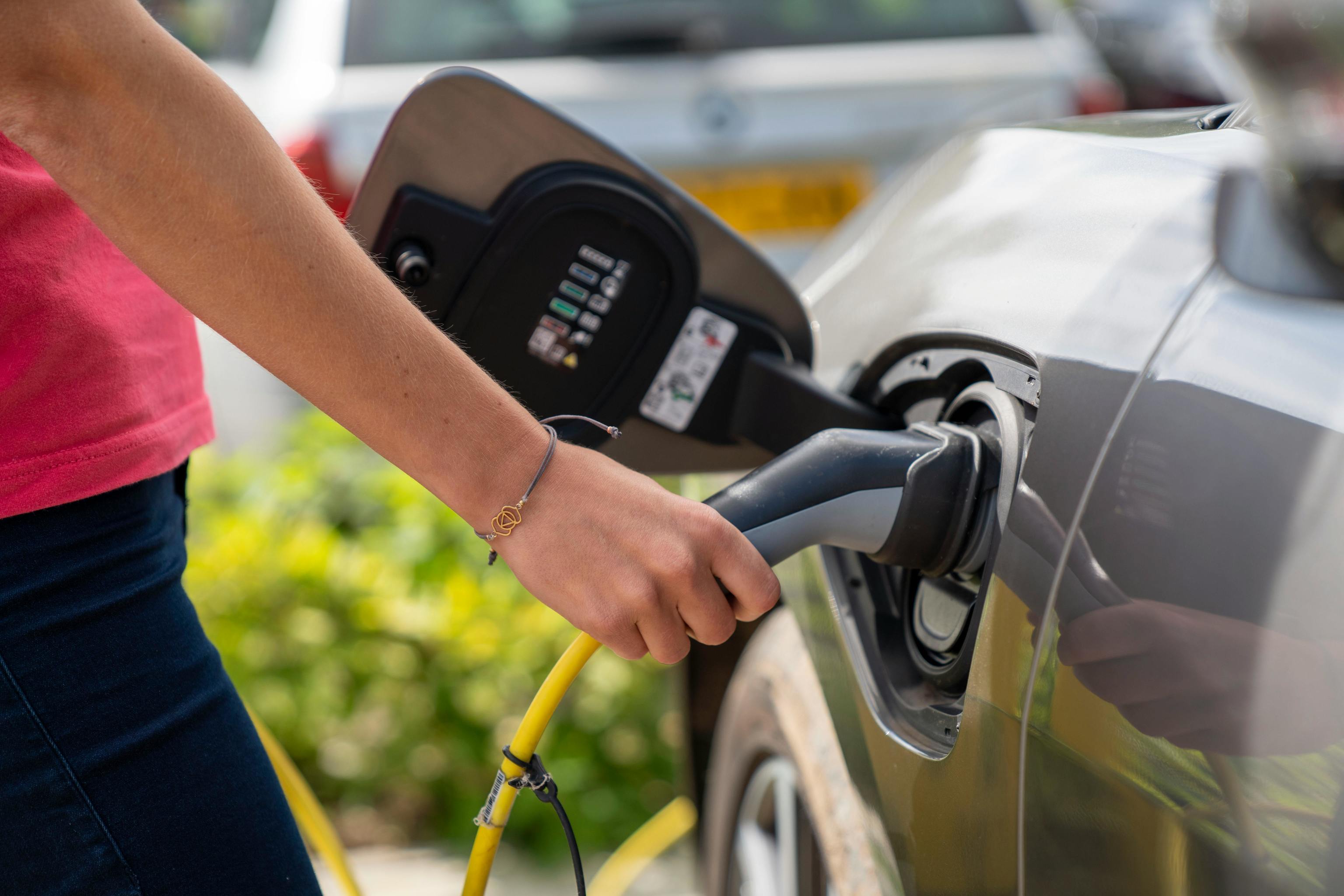 La primera electrolinera pública ultrarrápida llega a Barcelona: aquí estará ubicada y tendrá 12 puestos de carga