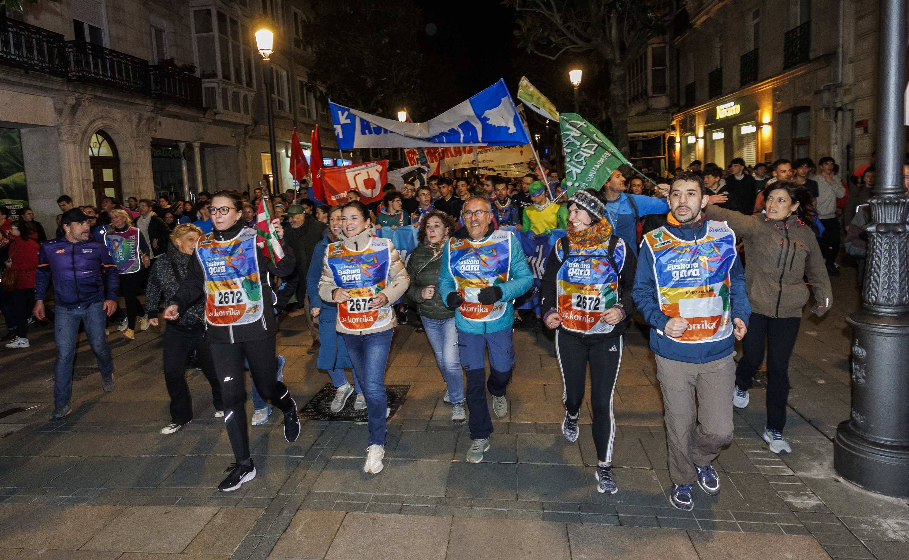 Concejales socialistas, de EH Bildu, del PNV y de Sumar en Vitoria encabezan la Korrika en el kilómetro comprado por el Ayuntamiento.