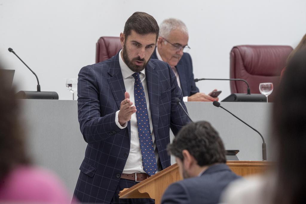 José Ángel Antelo interviene durante la segunda sesión del pleno de investidura de Fernando López Miras (PP)