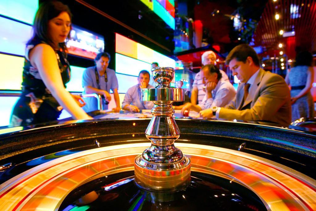 Varios jugadores participan en una simulación de partida de ruleta