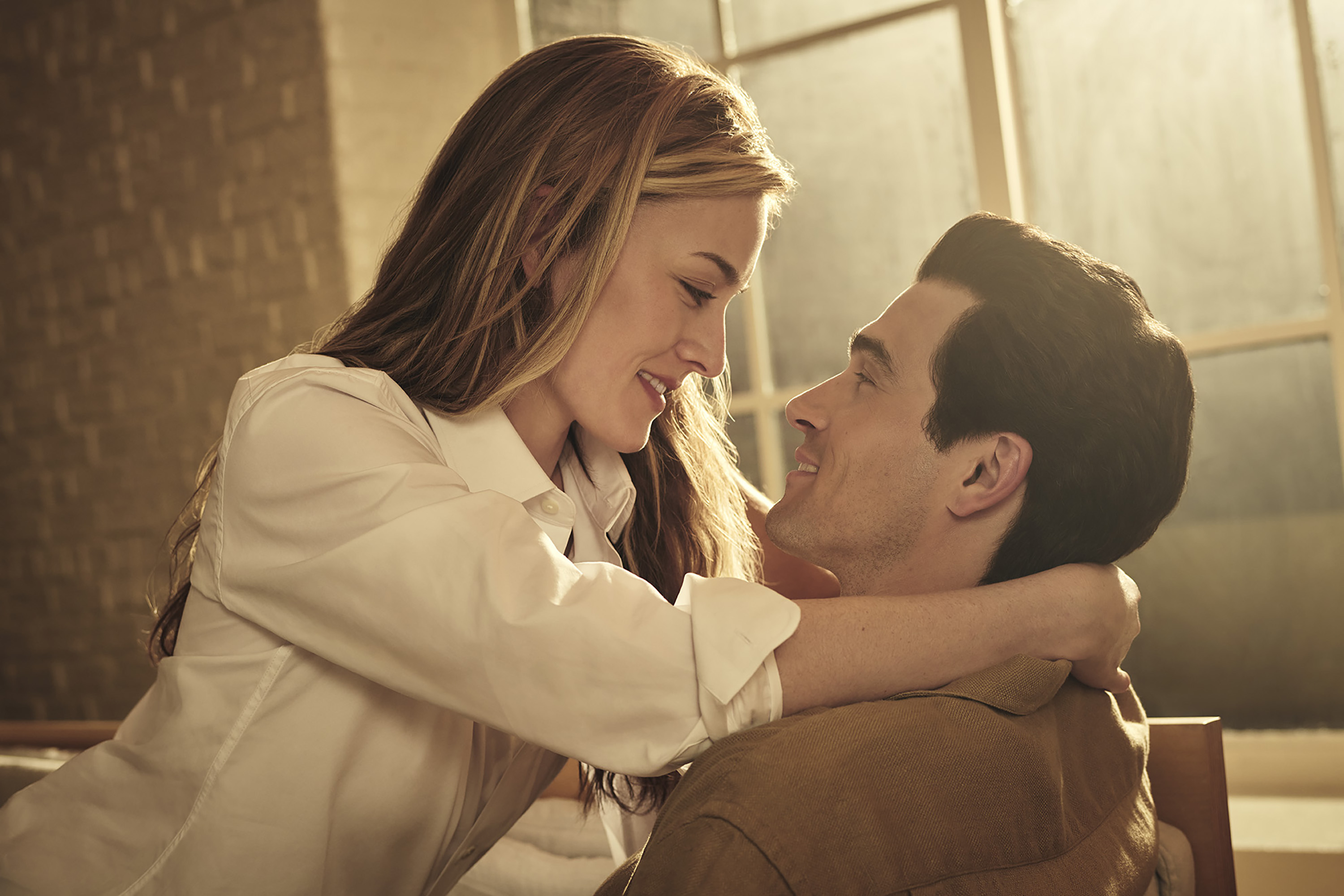 Sarah Pidgeon y Paul Anthony Kelly, en la serie Love Story.