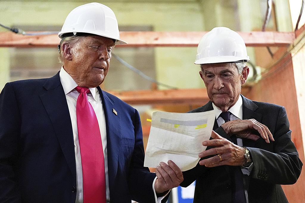 Donald Trump junto a Powell, de la Fed