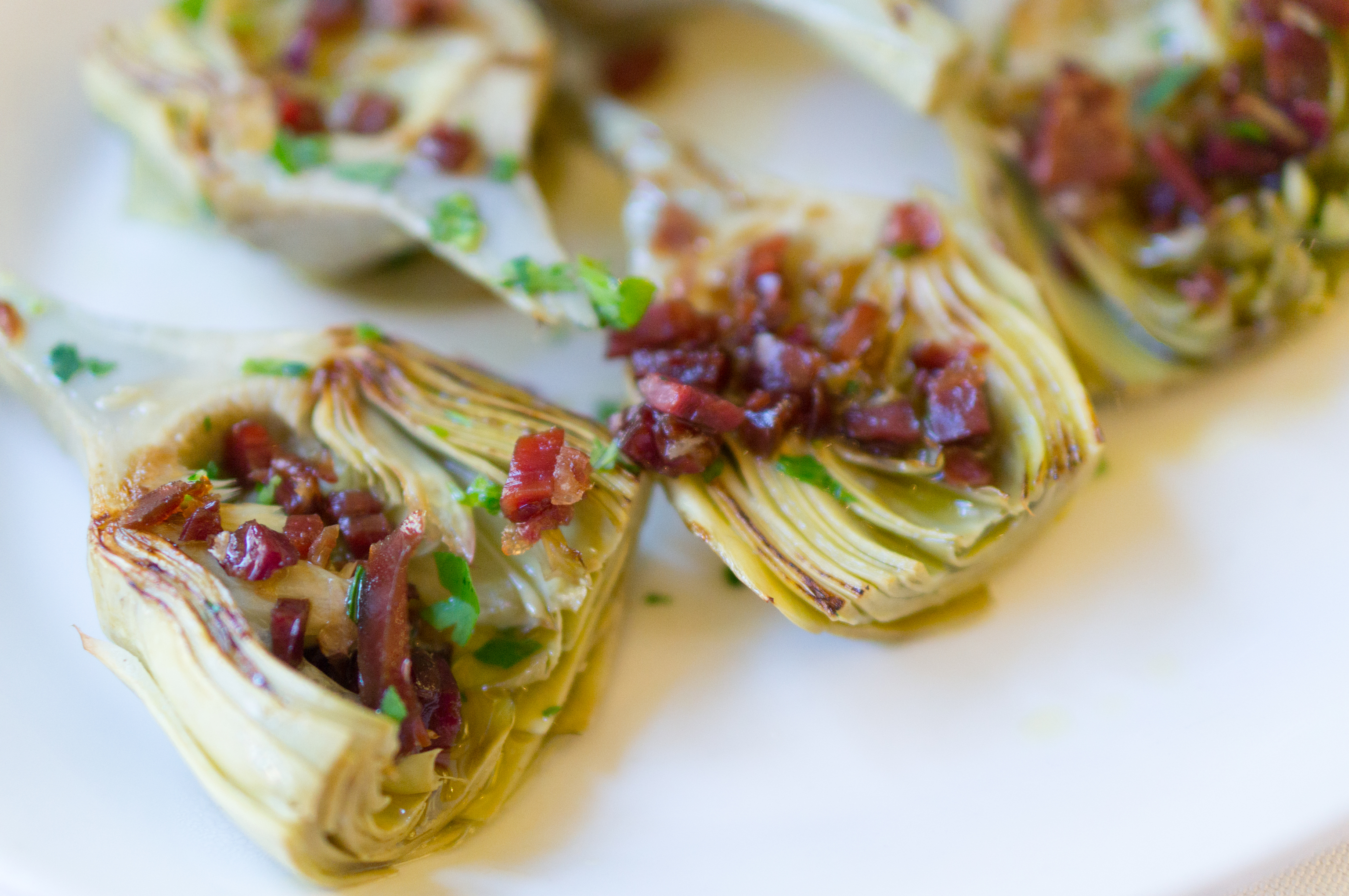 Alcachofas a la plancha salteadas con jamón, en Beletu
