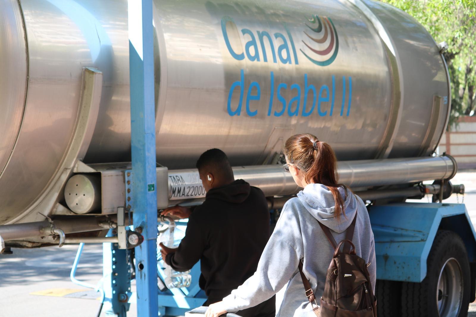 Algunos ciudadanos cogen agua de grandes cisternas, este miércoles.
