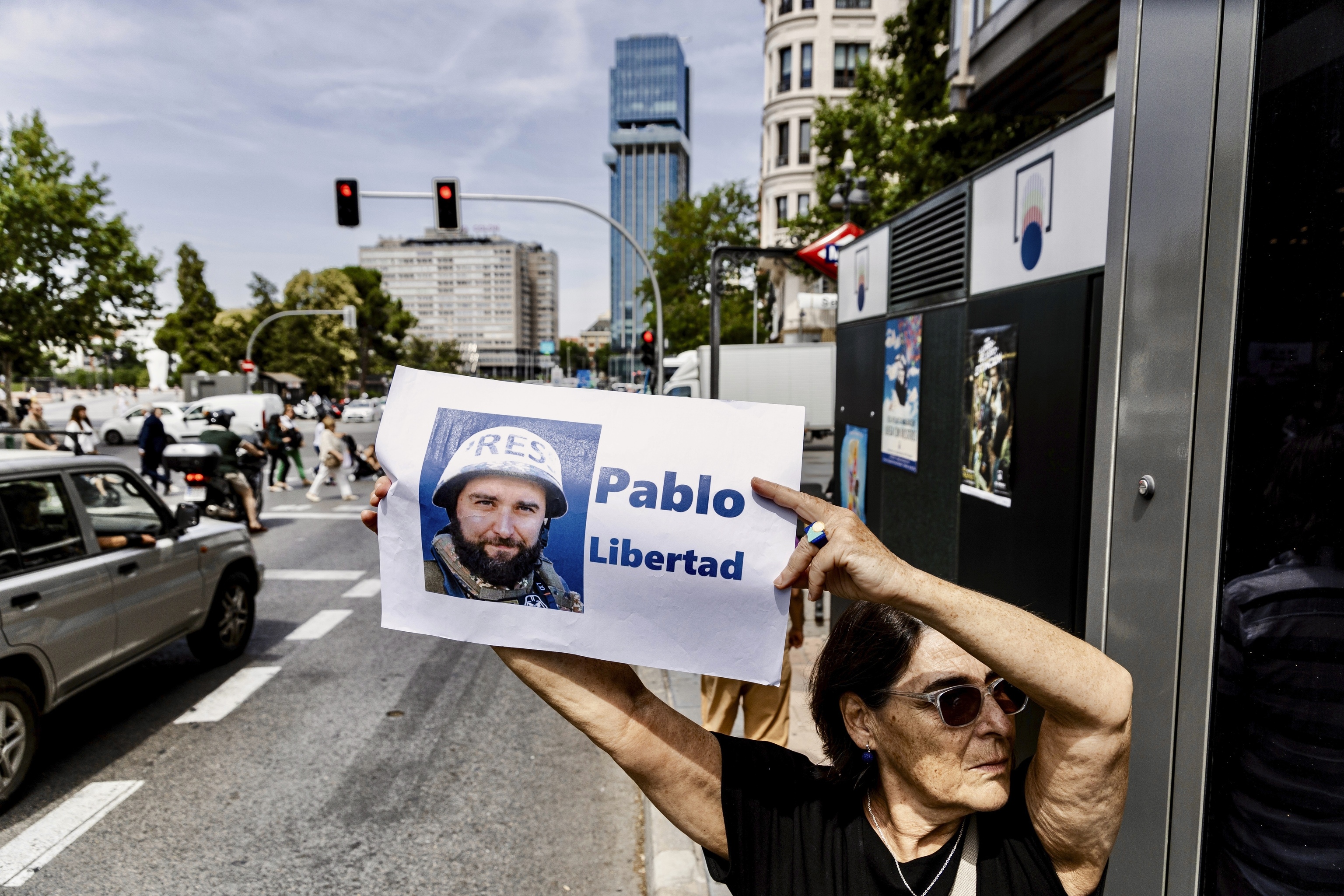 Imagen de archivo de una mujer con un cartel de Pablo González en Madrid.
