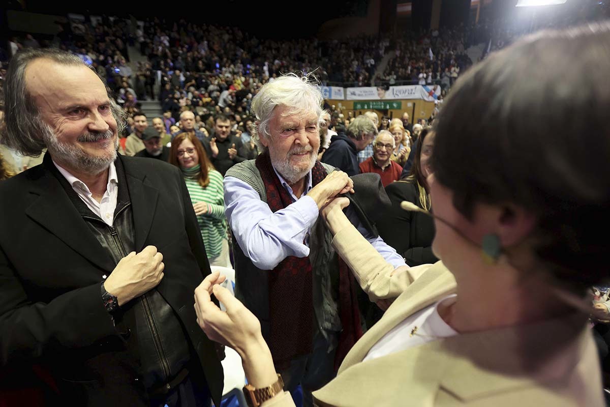 La l�der del BNG, Ana Pont�n, saluda a Beiras en el mitin de cierre de campa�a en febrero de 2024 en el Multiusos do Sar (Santiago de Compostela)