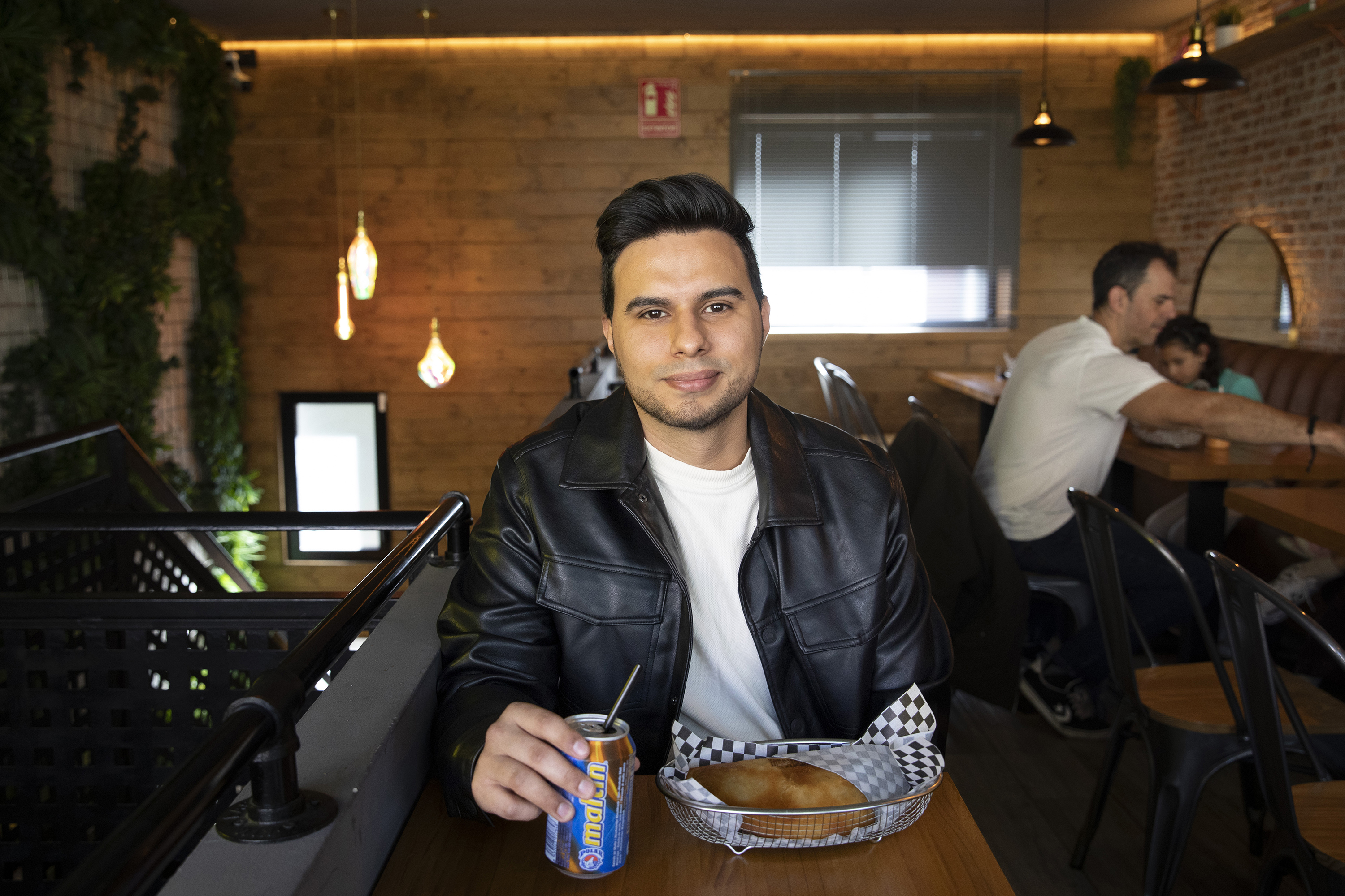 Romel Ramírez, camarero y periodista.