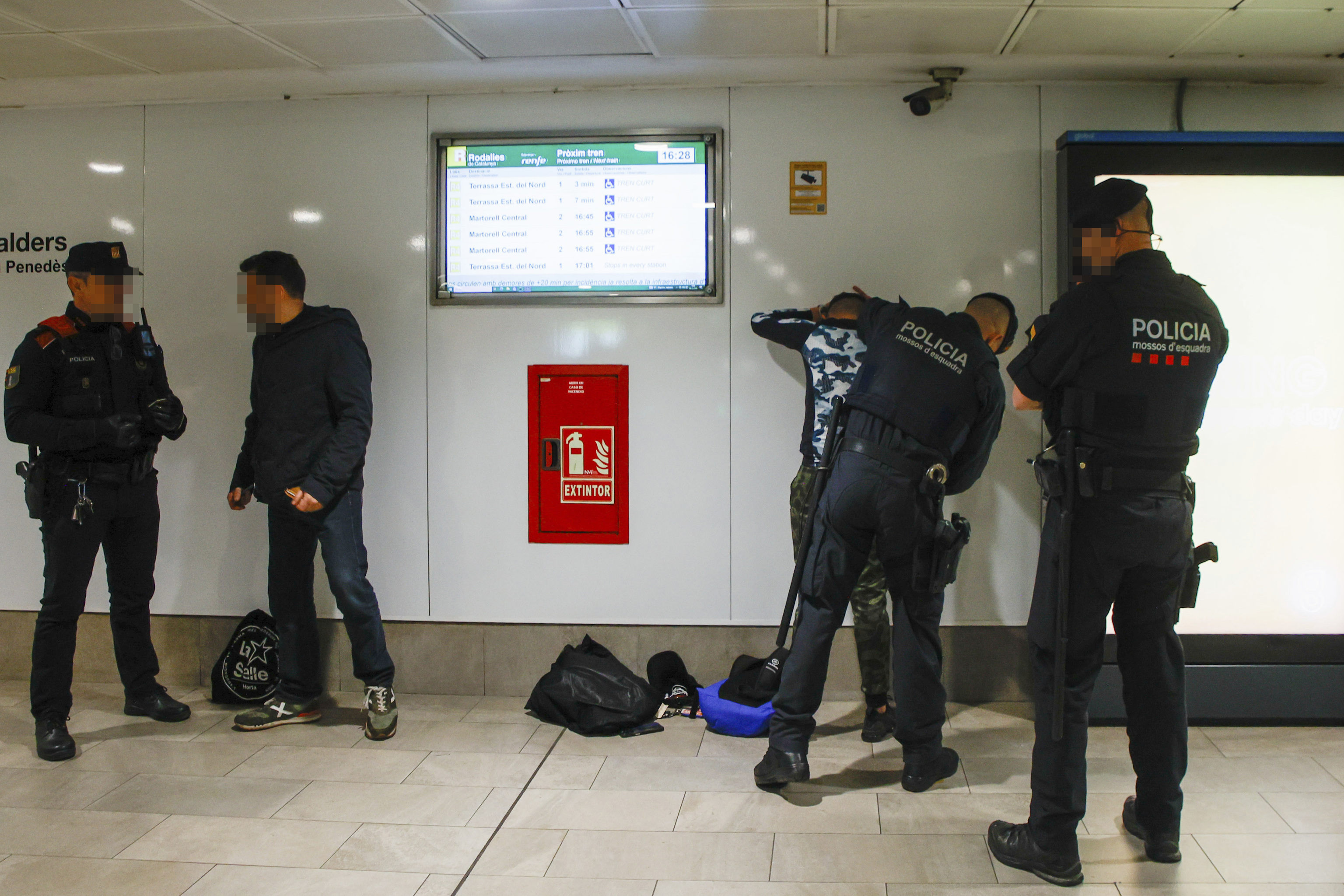 Agentes de los Mossos, Policía Nacional y Policía Local de Sabadell realizan un dispositivo de identificación y control a la salida del cercanías de Sabadell Centre.