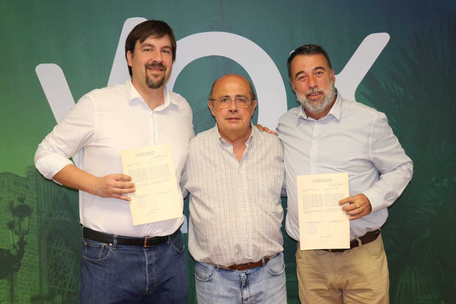 Carlos Martínez, junto al diputado Gil Lázaro.