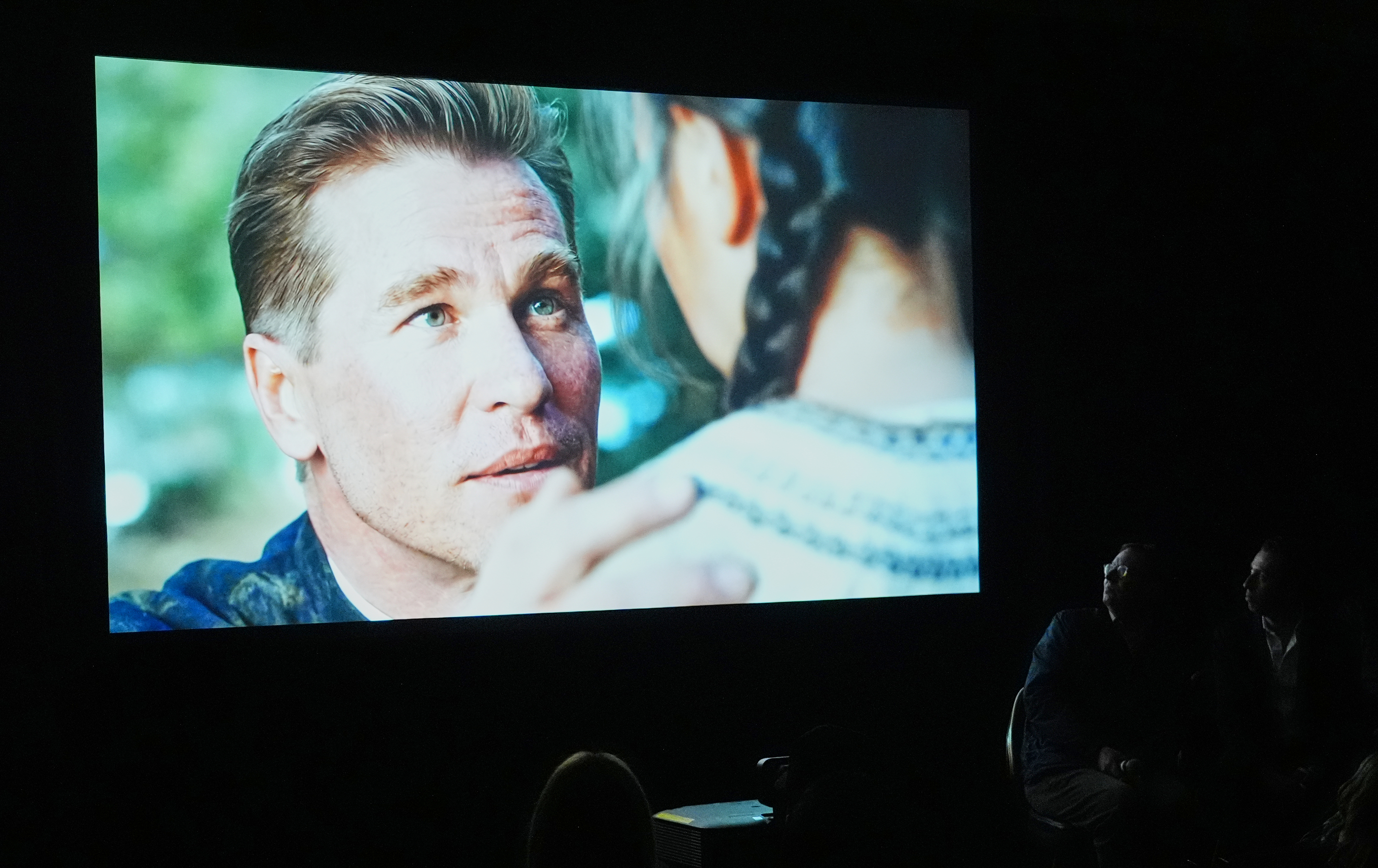 Proyección del trailer de la película 'As Deep as the Grave', con la interpretación de Val Kilmer generada por IA.