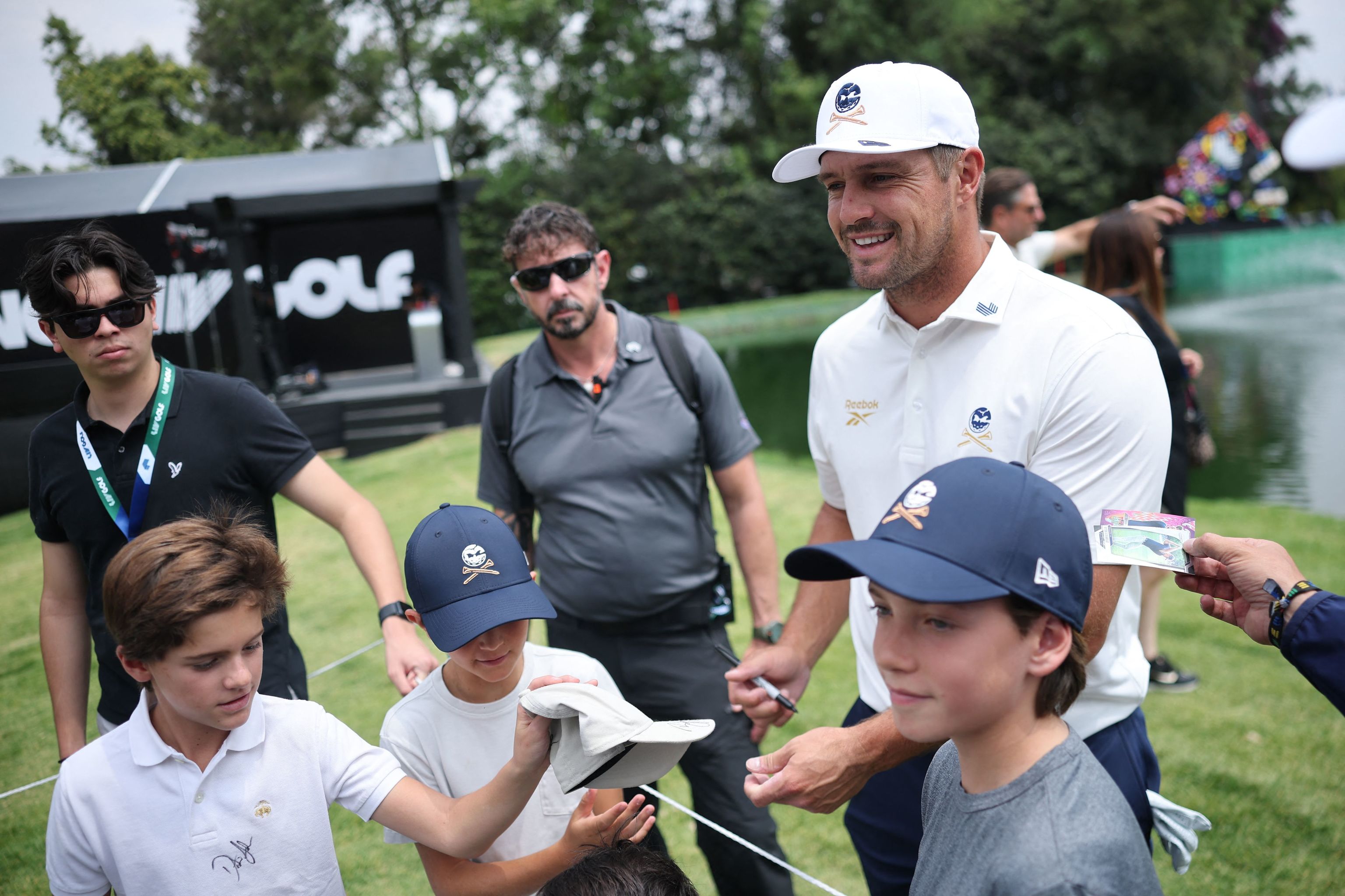 Bryson DeChambeau firma autógrafos antes del torneo de LIV Golf en Ciudad de México este miércoles.