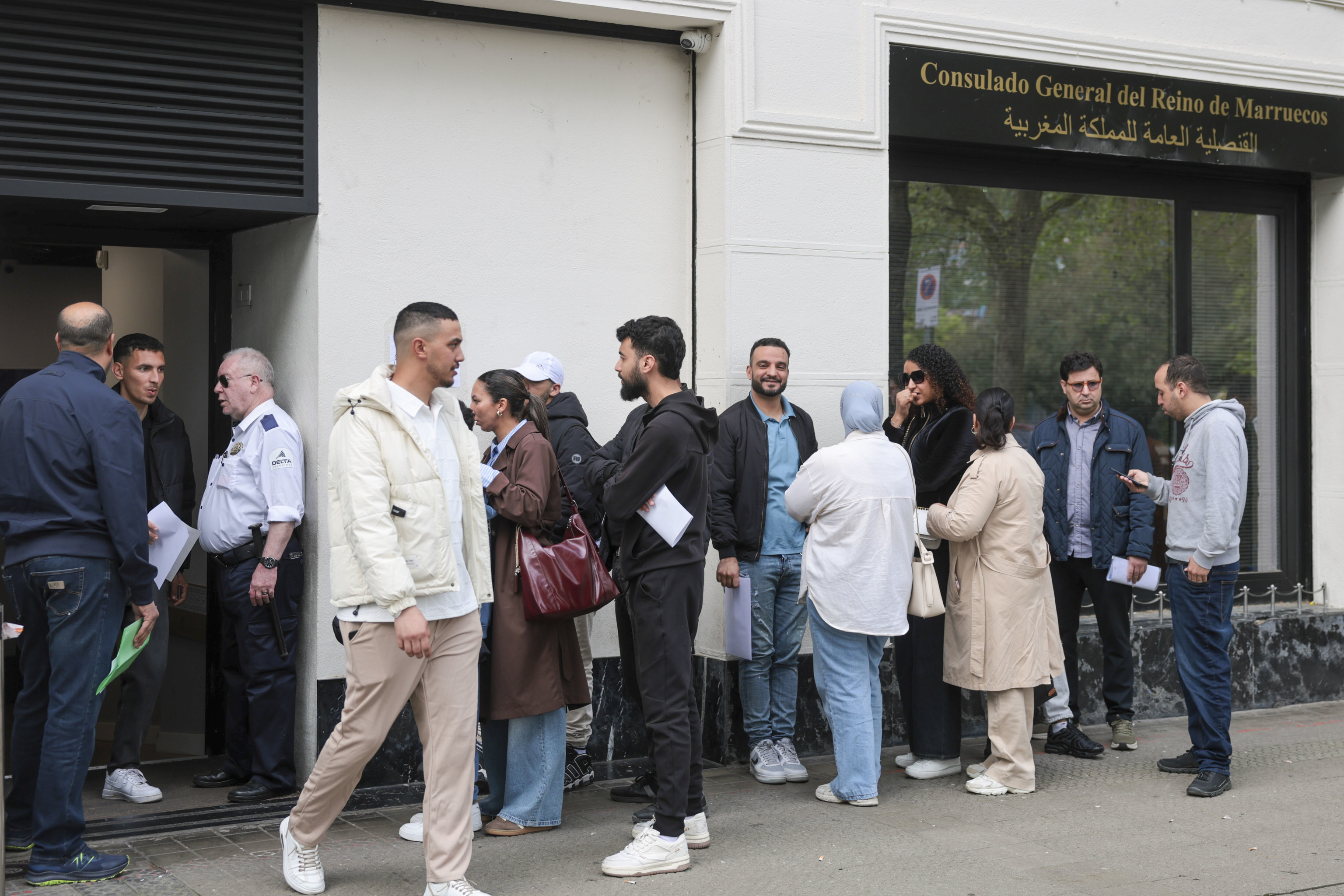 Ciudadanos de Marruecos en el consulado general de Bilbao.