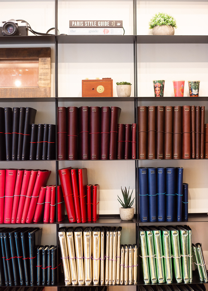 Agendas Louise Carmen en varios tama�os y colores expuestas en una de sus boutiques de Par�s