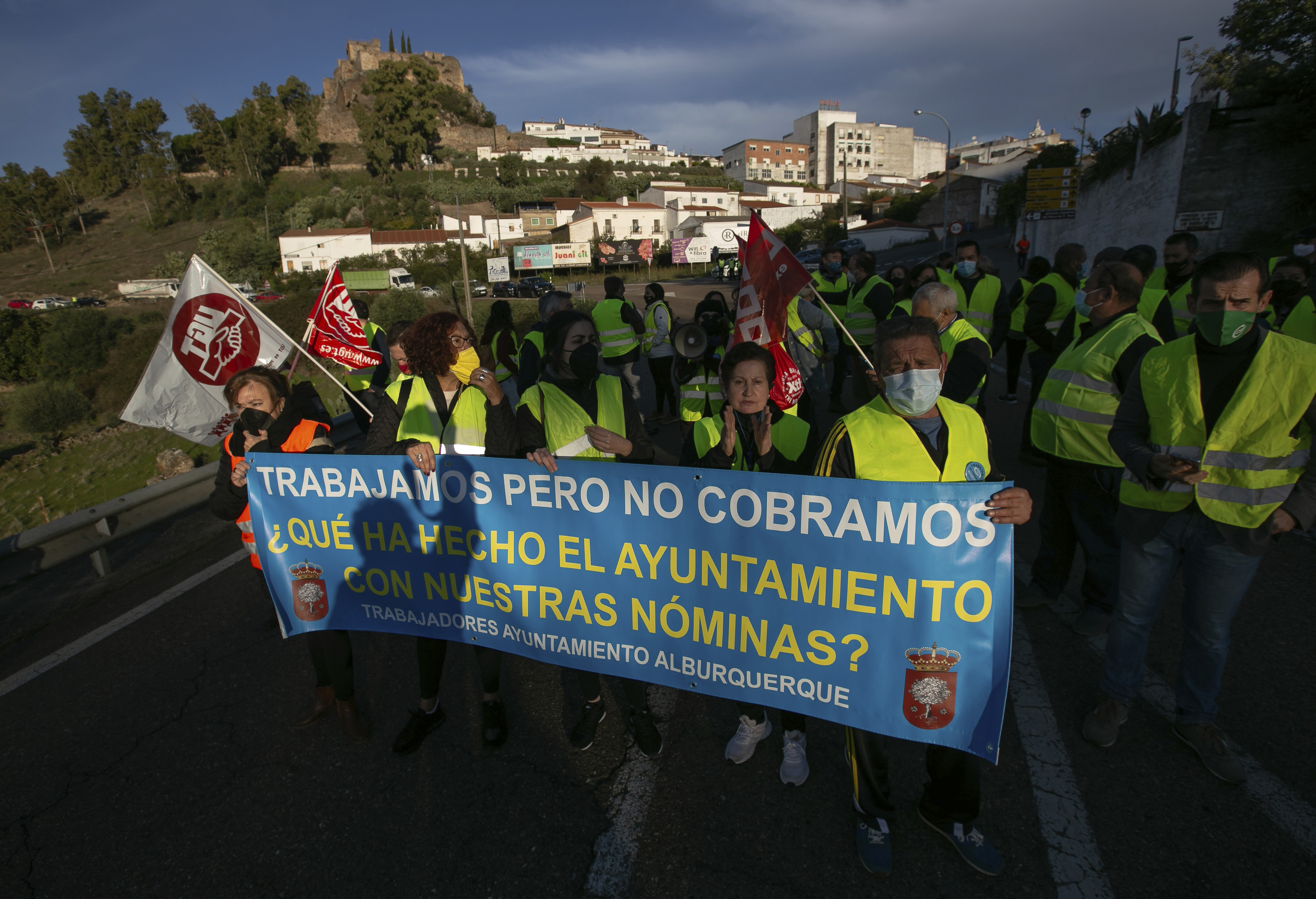 Trabajadores municipales se manifiestan en Alburquerque, Badajoz