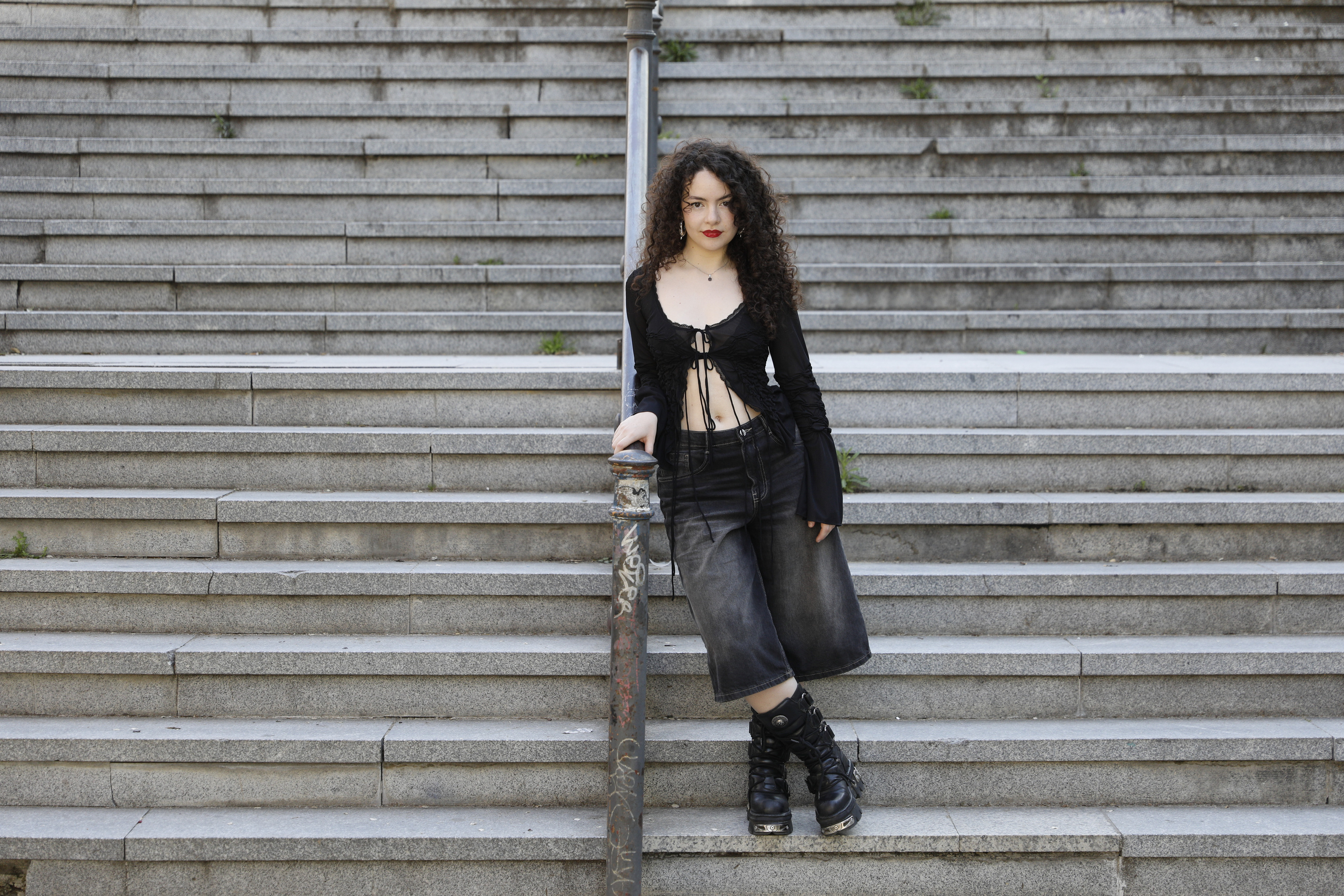 Laia Alcolea en las escaleras del parque de Peñuelas, en Embajadores.
