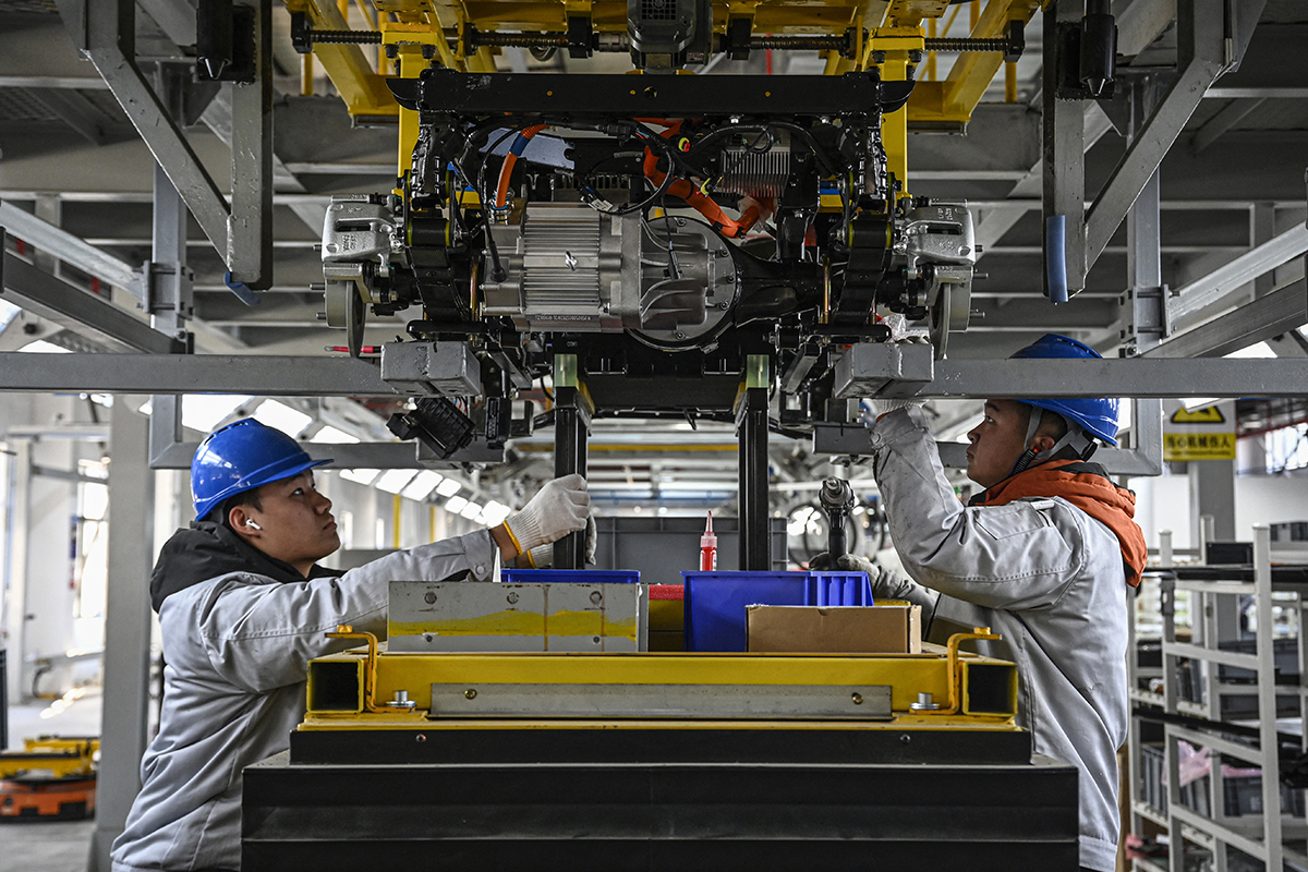 Trabajadores de la fábrica de vehículos de reparto autónomos Neolix en Yancheng.