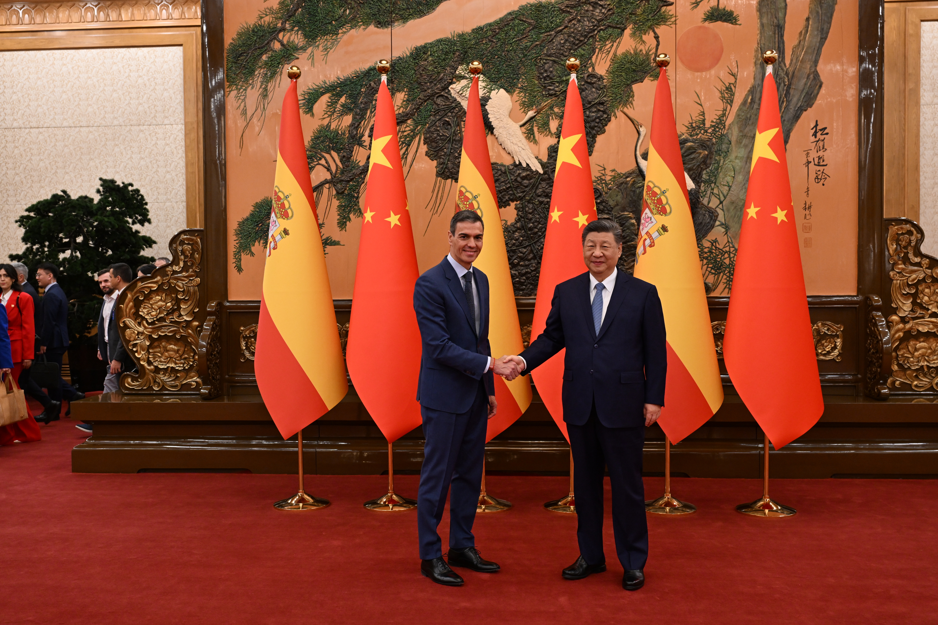 Pedro Sánchez estrecha la mano de Xi Jinping.