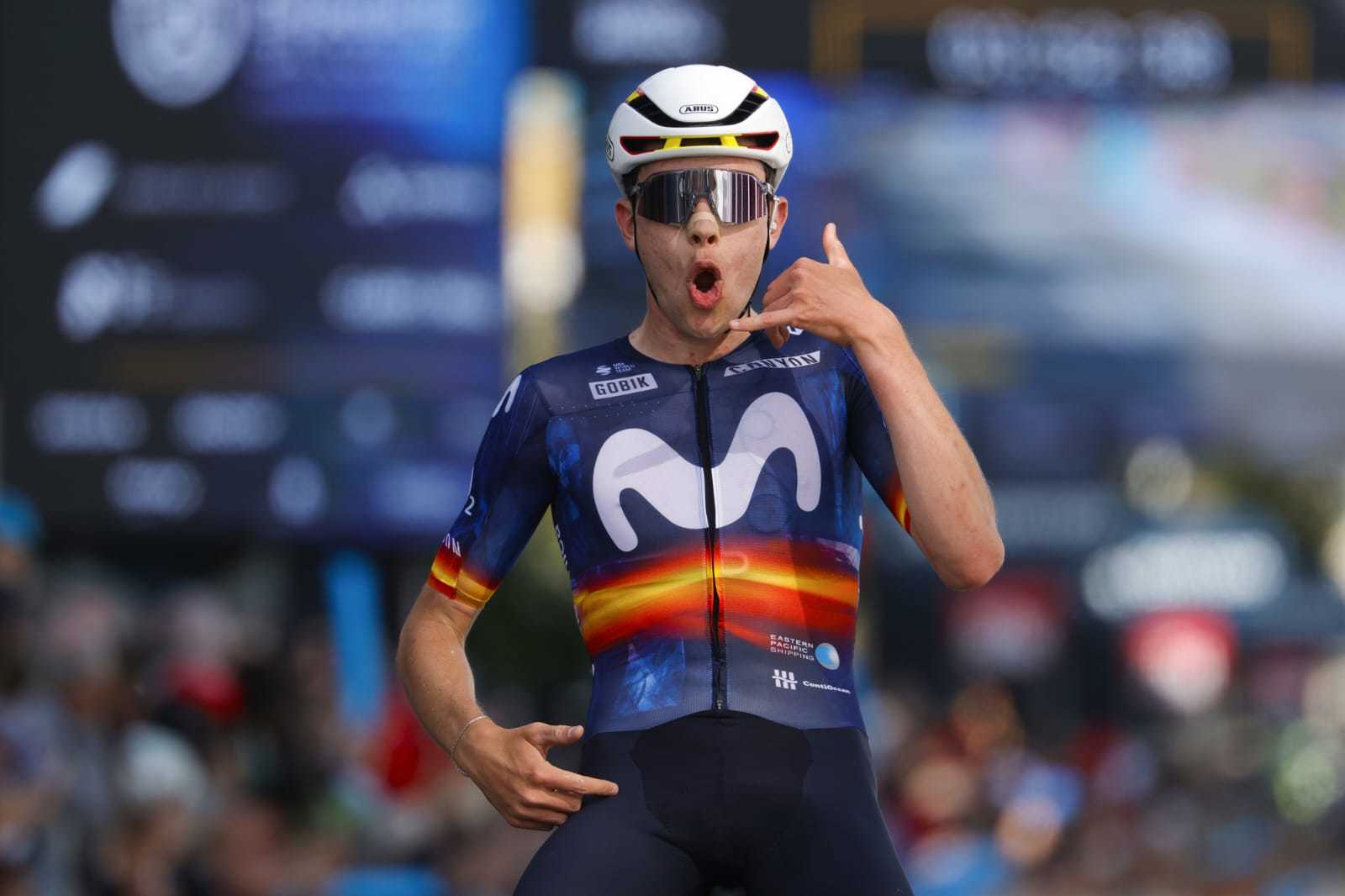 Iván Romeo celebra su victoria en la meta de Padrón.