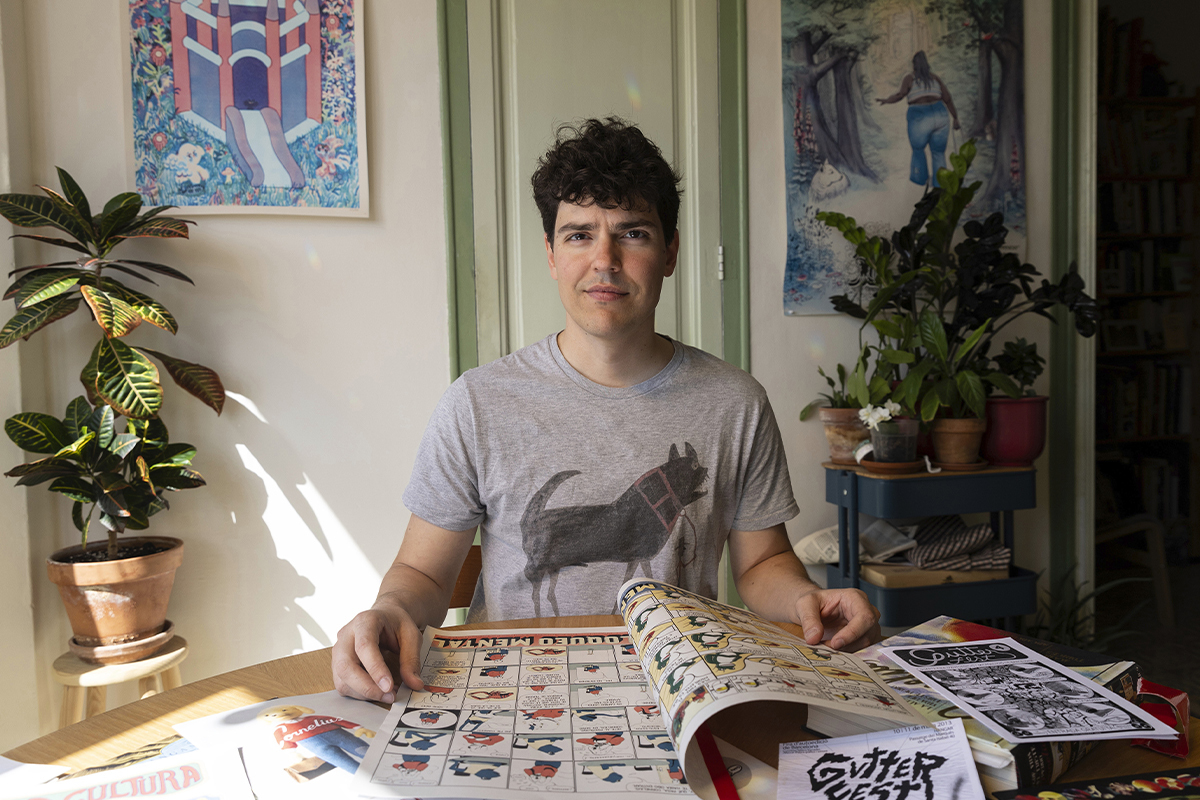El ilustrador y animador Marc Torices, uno de los fundadores del Gutter Fest de Barcelona, en su casa.
