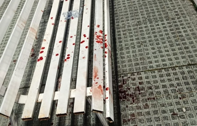 Un banco del campo de fútbol con restos de sangre donde fue atendida la víctima.