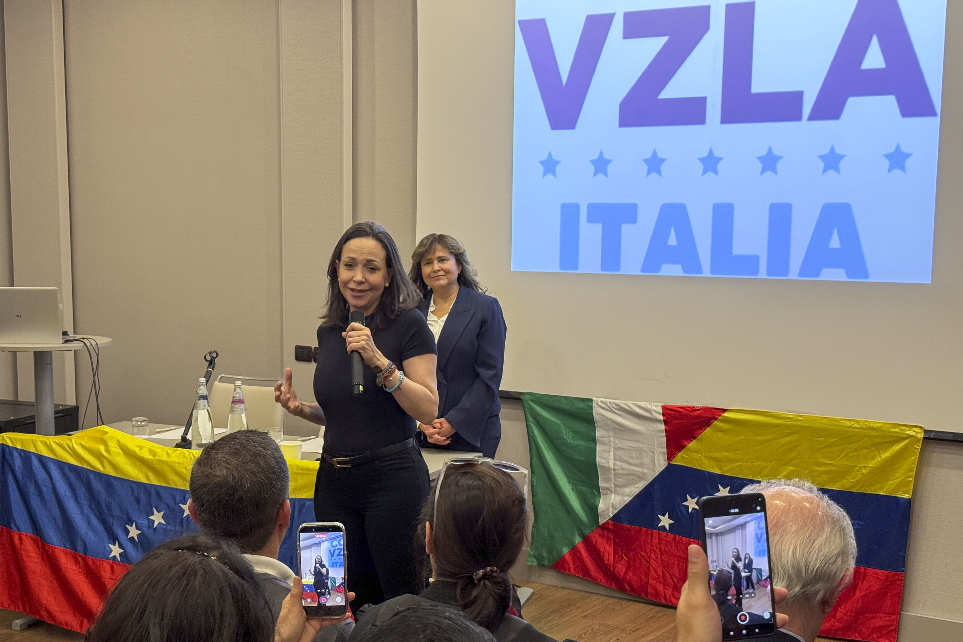 La líder opositora venezolana María Corina Machado, durante su reunión con la comunidad venezolana en Roma.