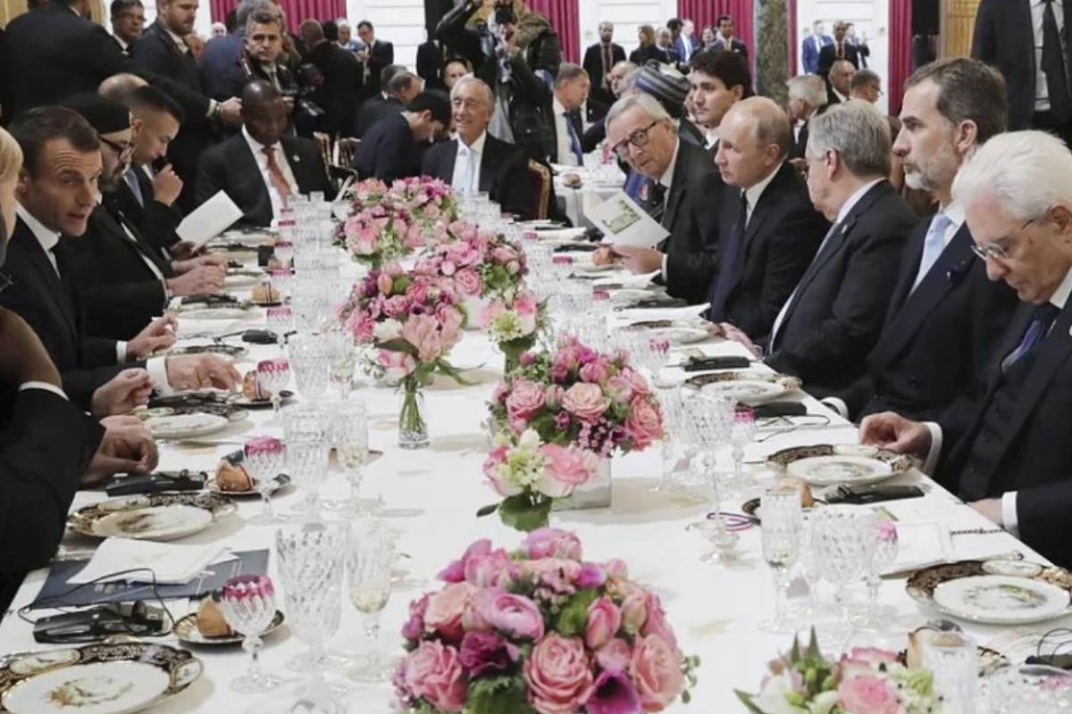 Piezas de porcelana en una cena de gala en el Elíseo en 2018 con mandatarios europeos entre los que se encuentra Felipe VI.