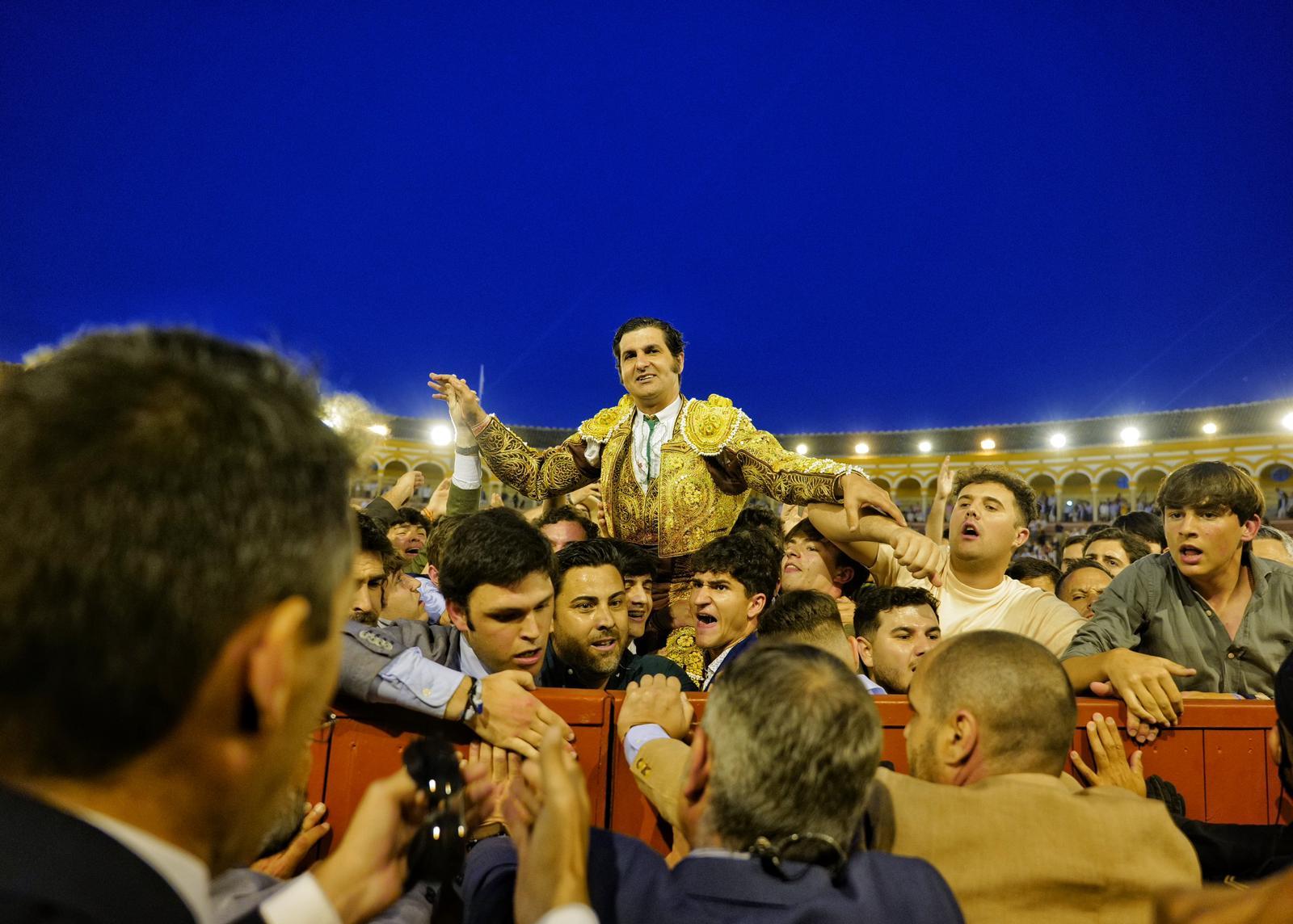 Morante a hombros frente a la Puerta del Príncipe cerrada a cal y canto.