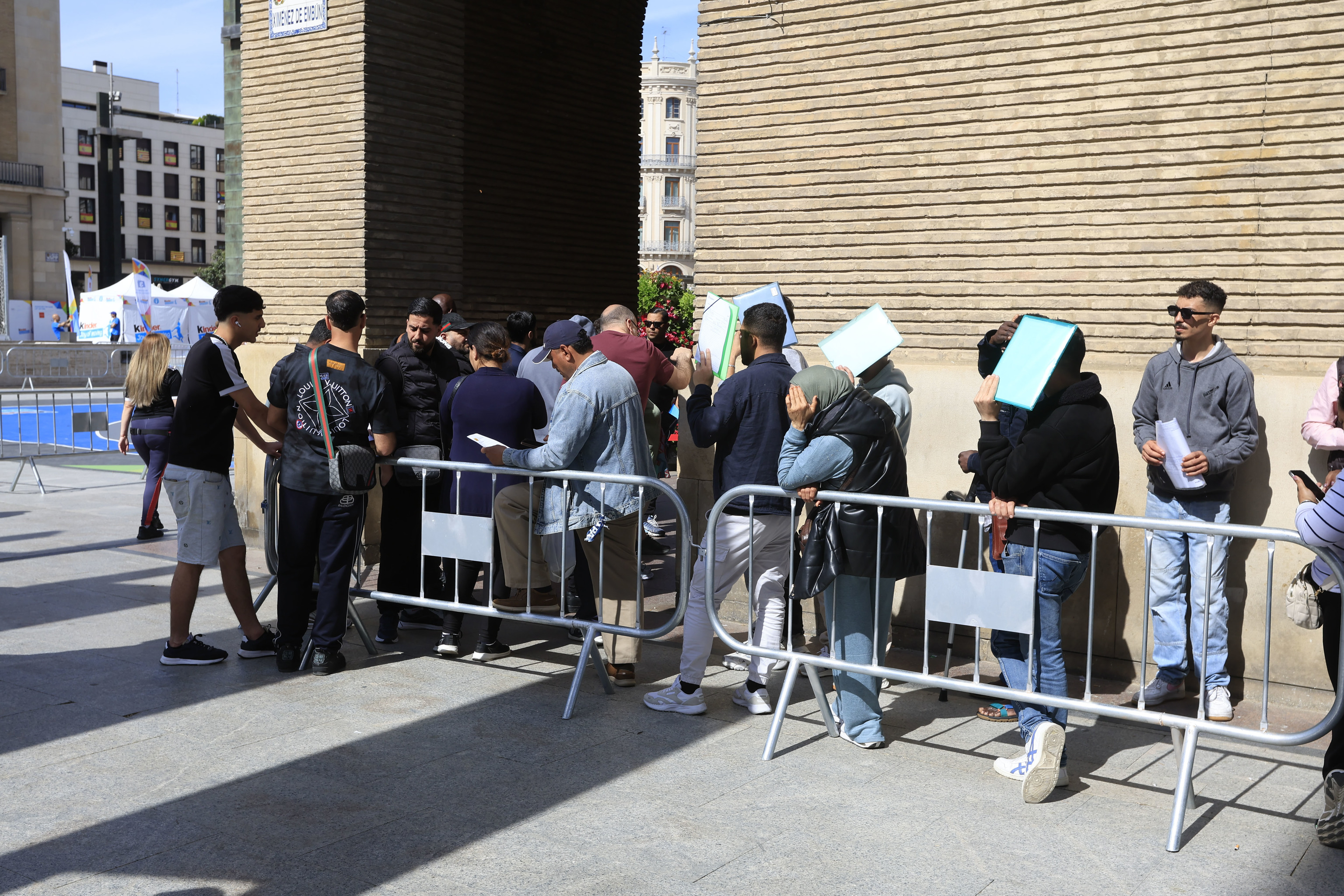 Colas en Ayuntamiento de Zaragoza durante el segundo d�a de la regularizaci�n de inmigrantes.