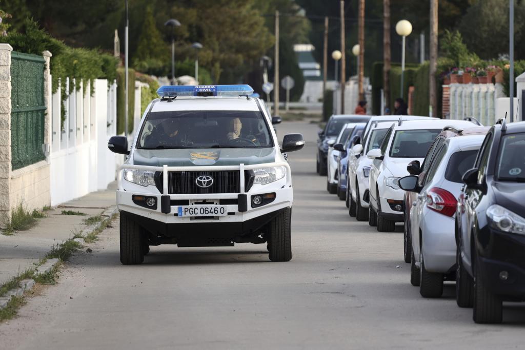 Un veh�culo de la Guardia Civil vigila el acceso a la antigua vivienda familiar de �scar S. en Traspinedo (Valladolid).
