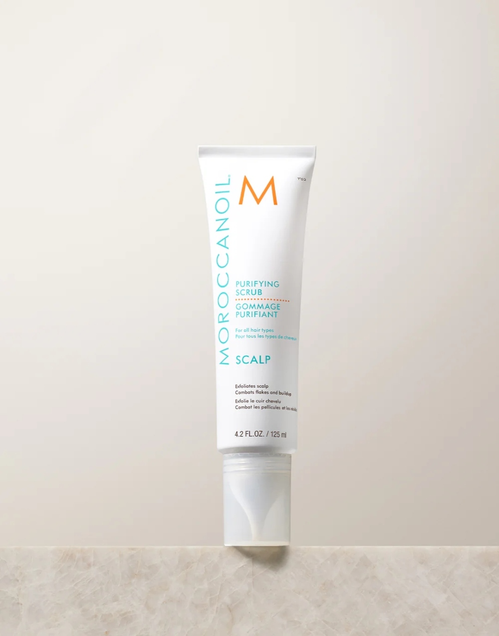 Productos que puedes usar para cuidar el cuero cabelludo y frenar el envejecimiento del pelo: exfoliante para cuero cabelludo Purifying Scrub de Moroccanoil