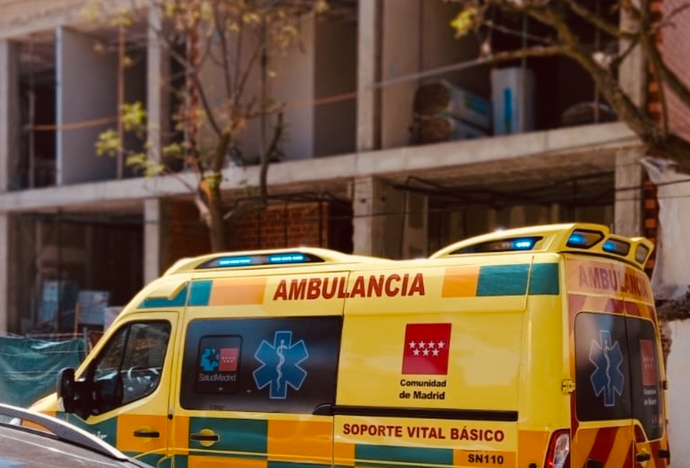 Una ambulancia del Summa en el lugar del accidente mortal.