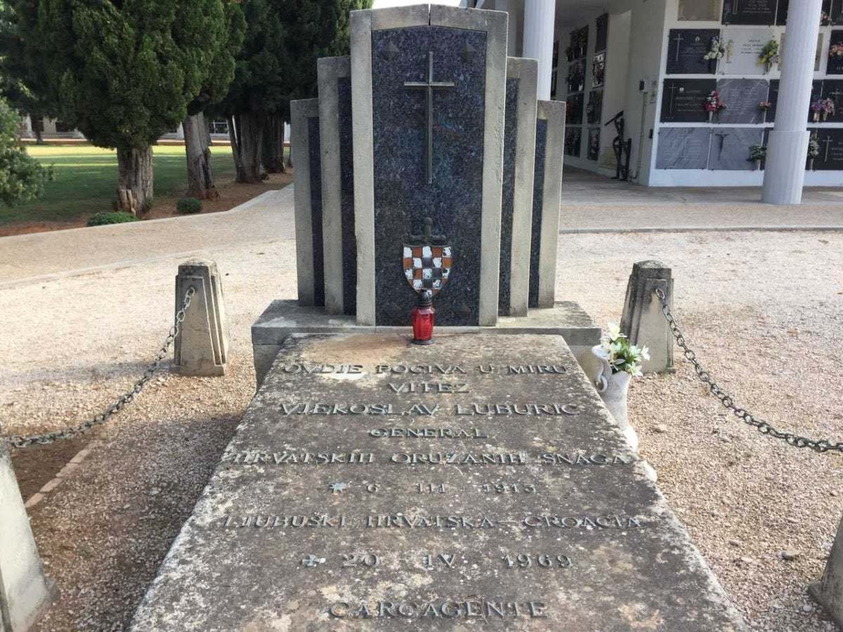 El panteón con el escudo en el cementerio de Carcaixent.