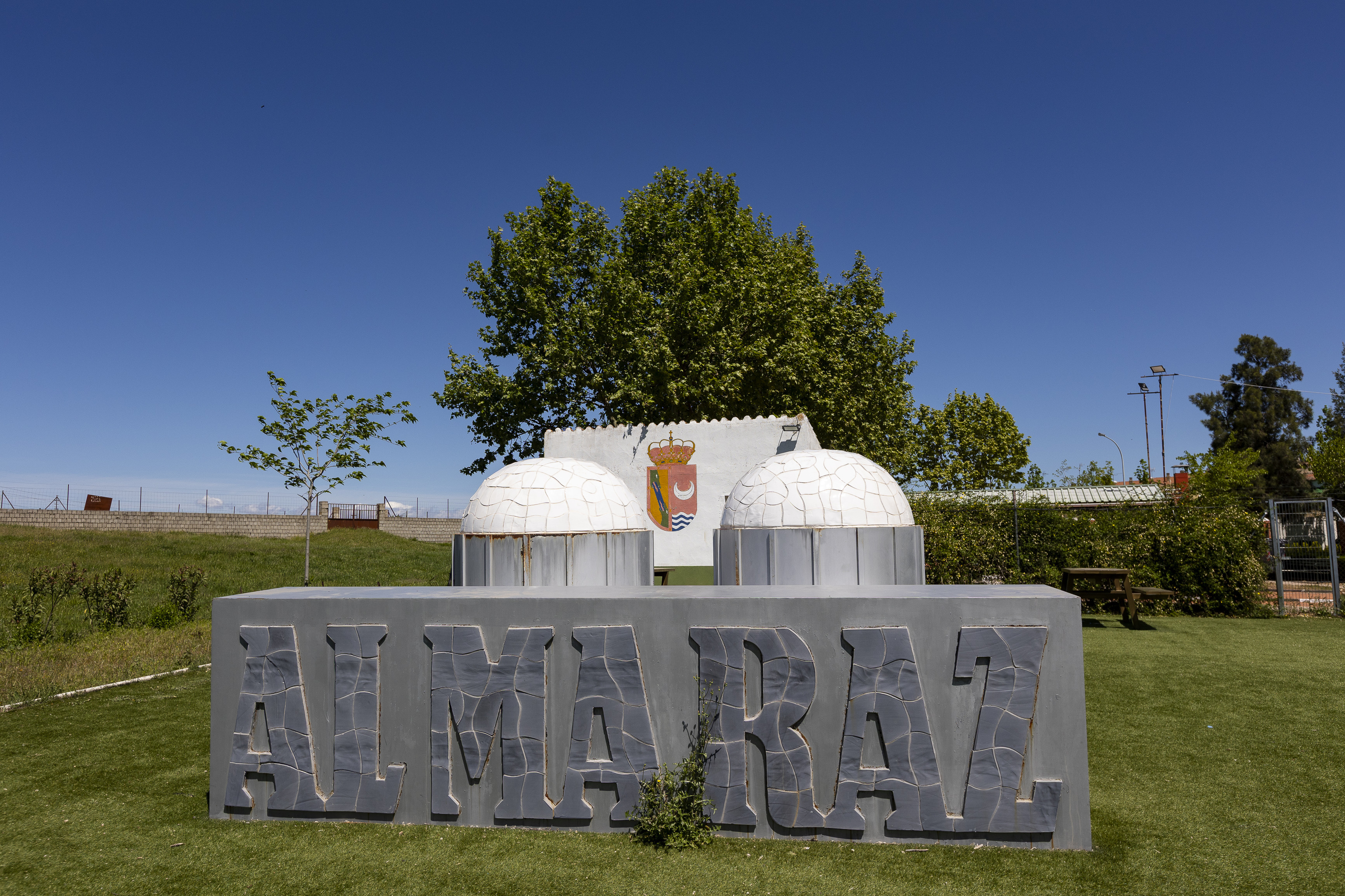 La entrada a Almaraz con una réplica de la central nuclear