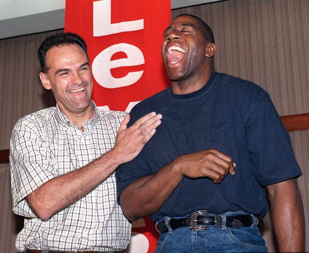 Oscar Schmidt y Magic Johnson, en una imagen de archivo.