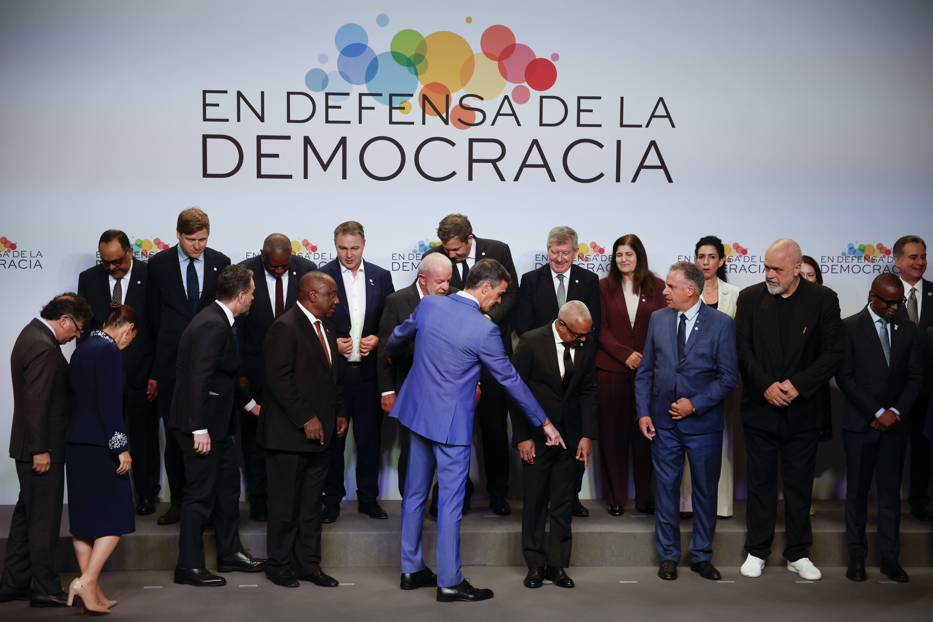 Foto de familia de la IV Cumbre en Defensa de la Democracia.