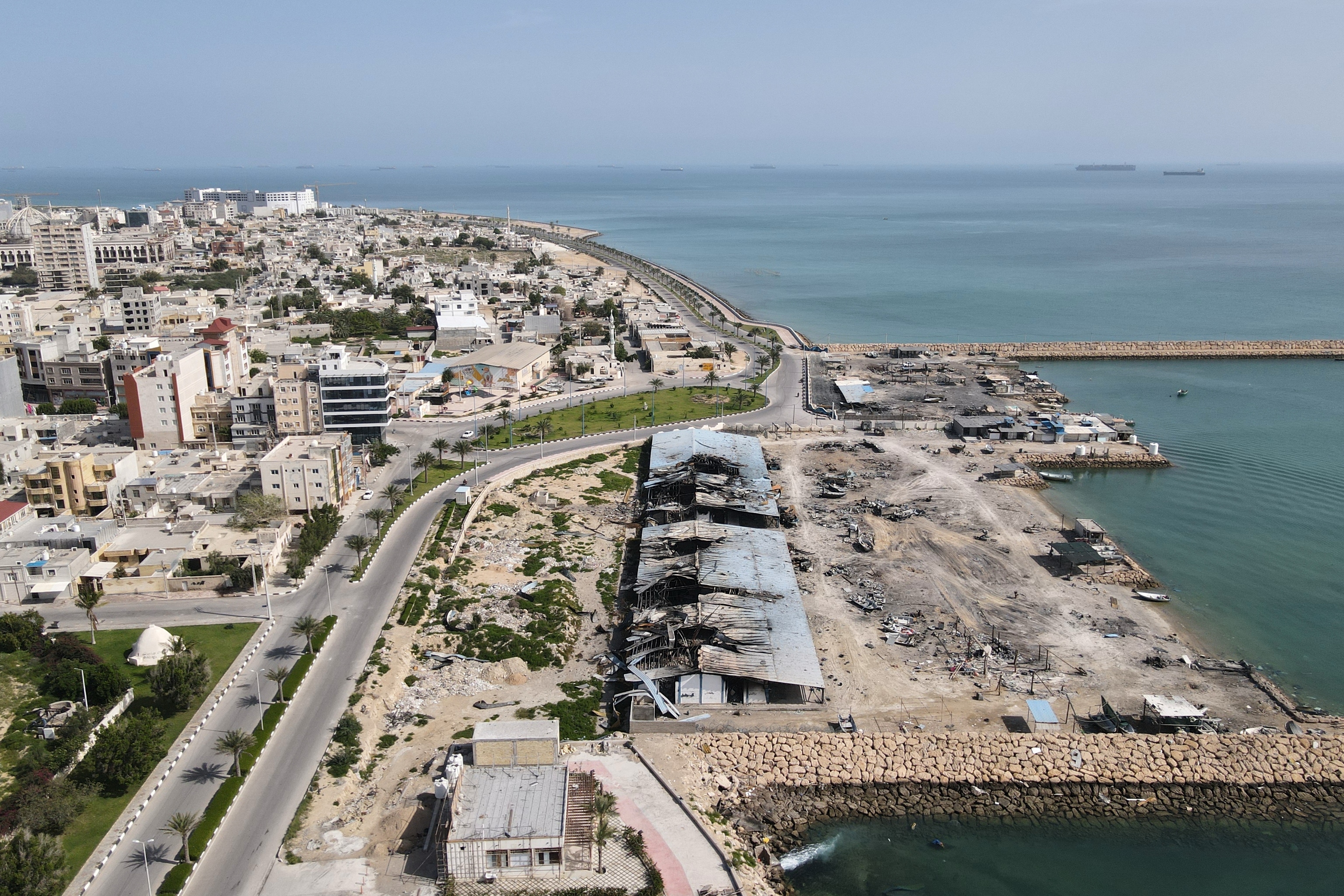 Barcos al fondo en el Estrecho de Ormuz junto a la isla de Qeshm.