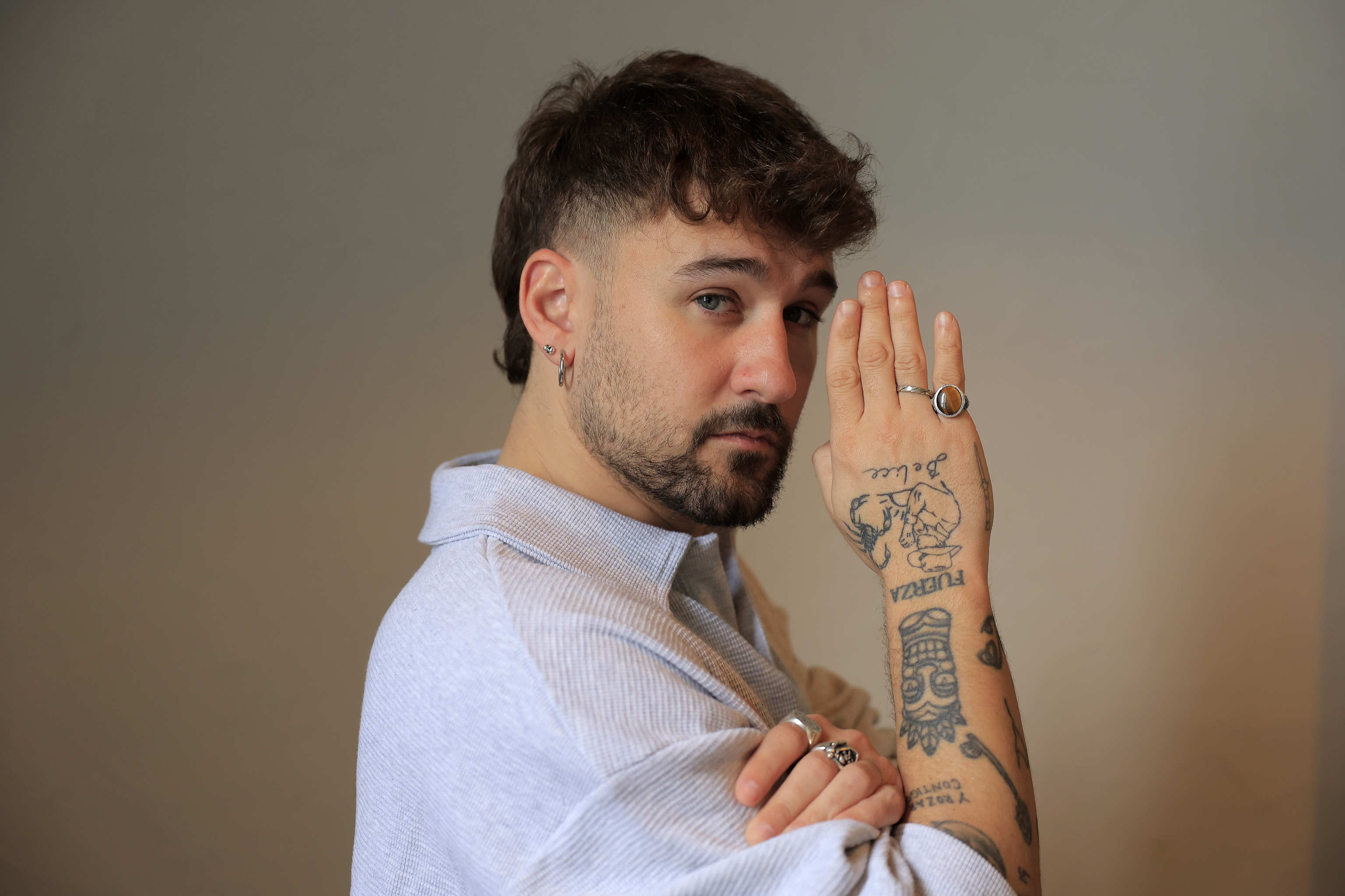 Dani Fernandez posa para la contraportada de El Mundo en 2025.