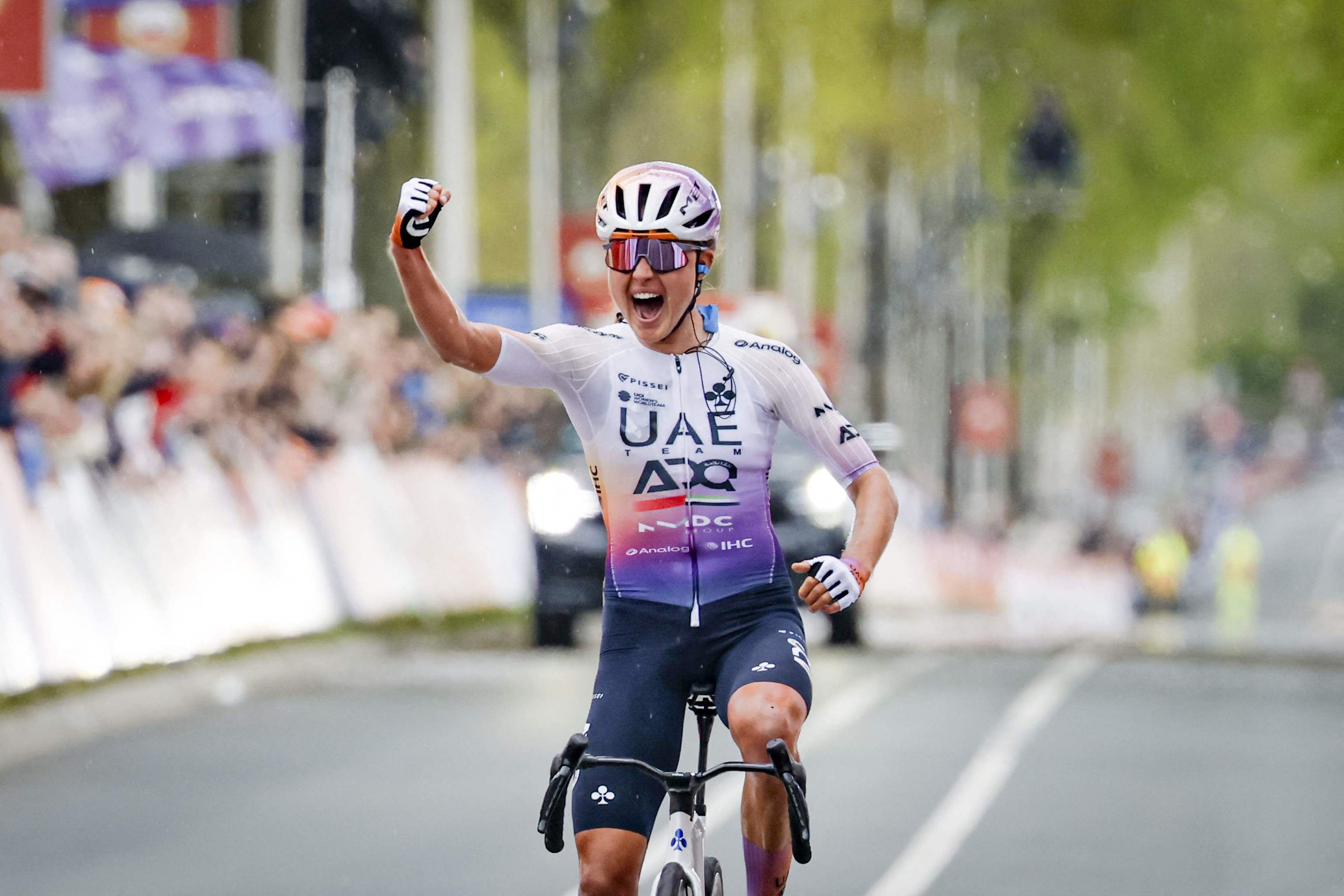 Paula Blasi celebra el triunfo en la Amstel Gold Race.
