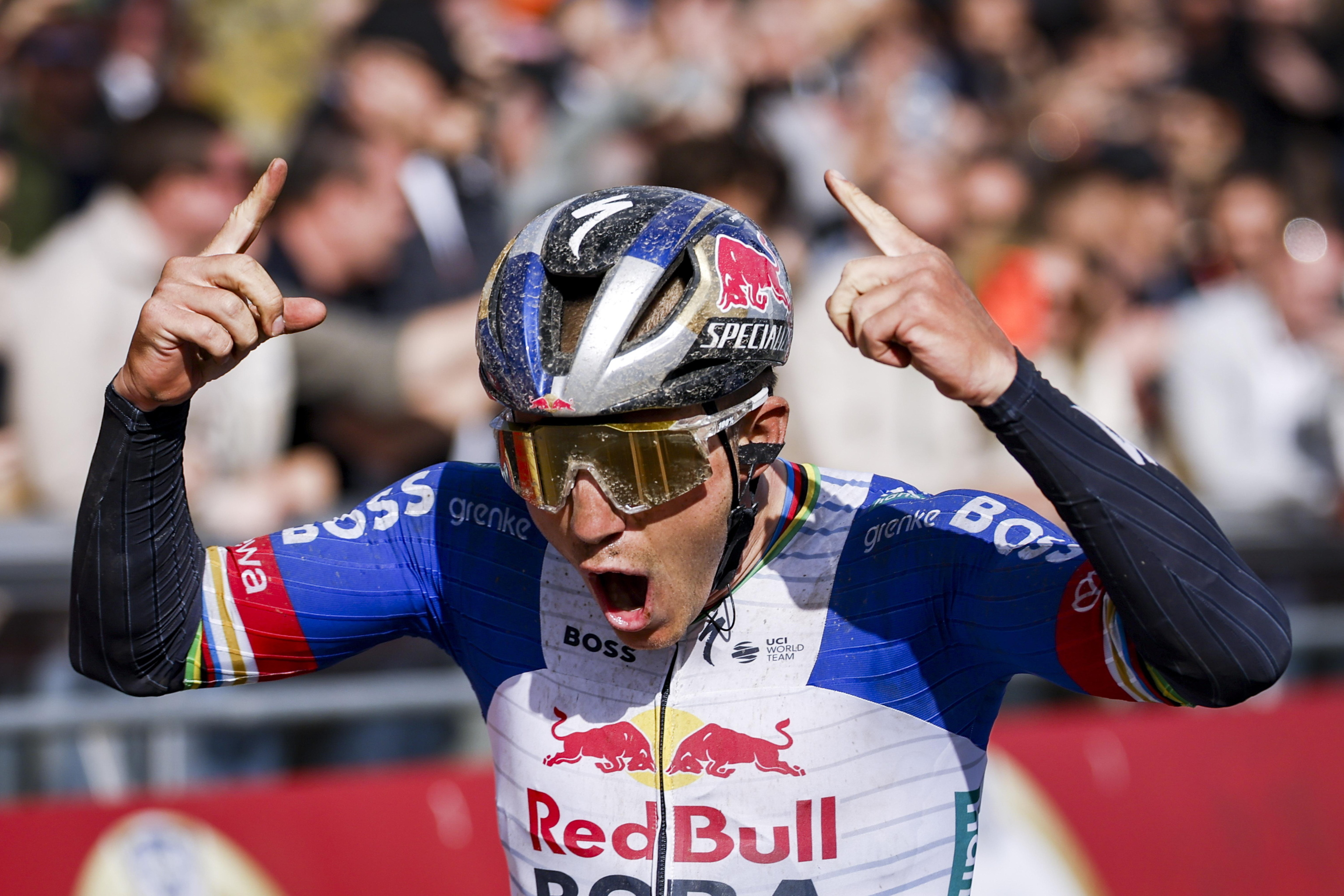 Evenepoel celebra su triunfo en la Amstel Gold Race.