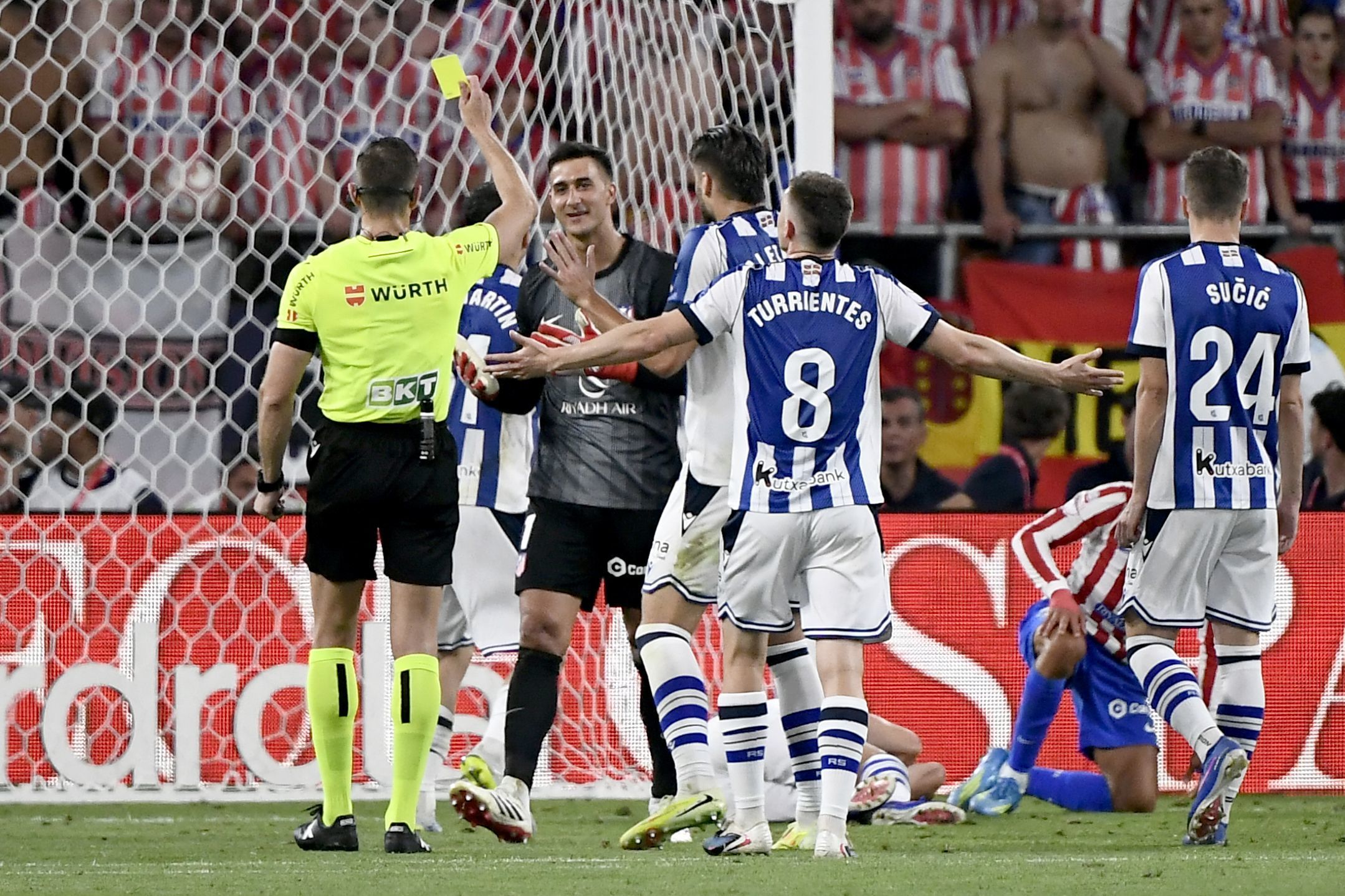 Musso ve la tarjeta amarilla tras el penalti.