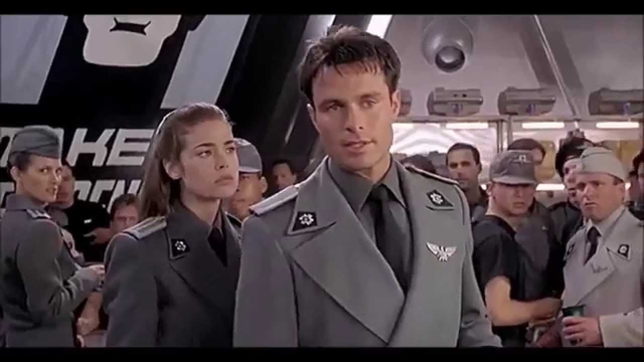 Patrick Muldoon, junto a Denise Richards en Starship Troopers.