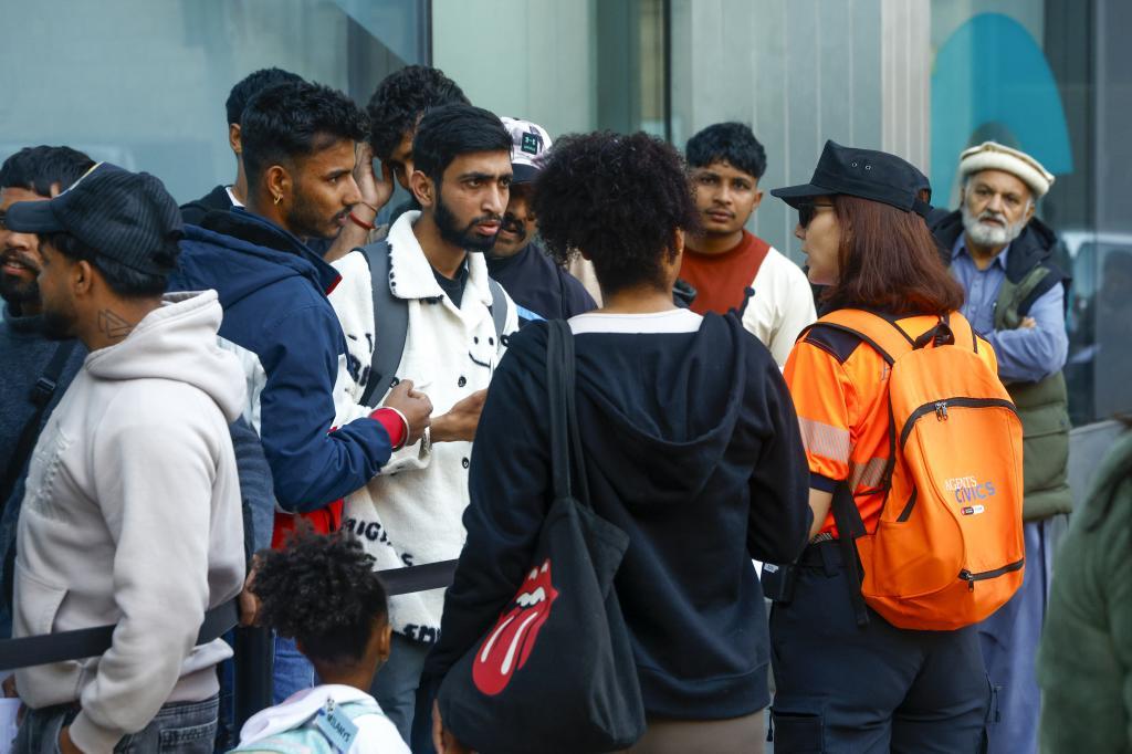 Un grupo de inmigranes en la Oficina de Atención al Ciudadano de la plaza Sant Miquel de Barcelona.