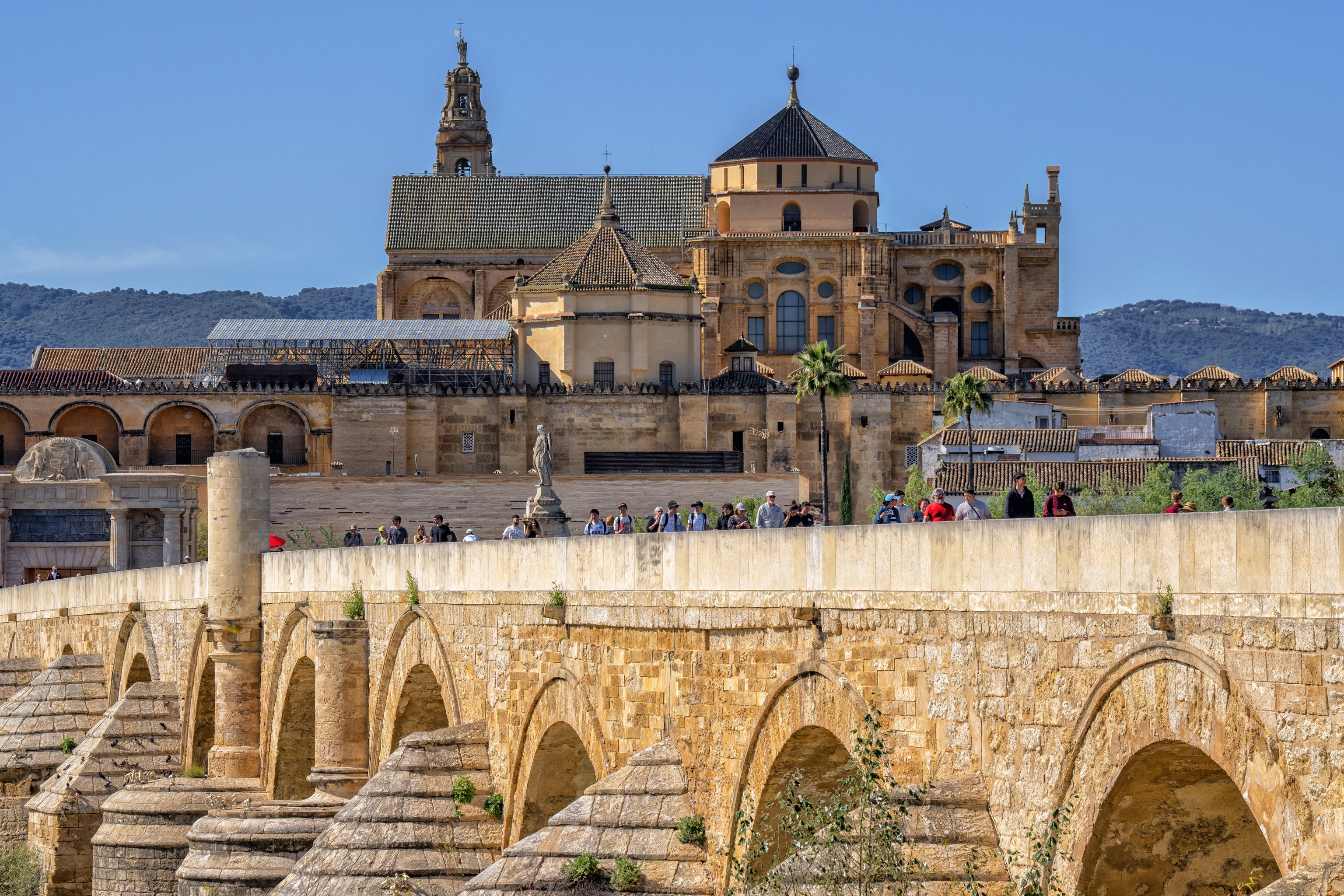 El puente romano, con el casco antiguo al fondo.